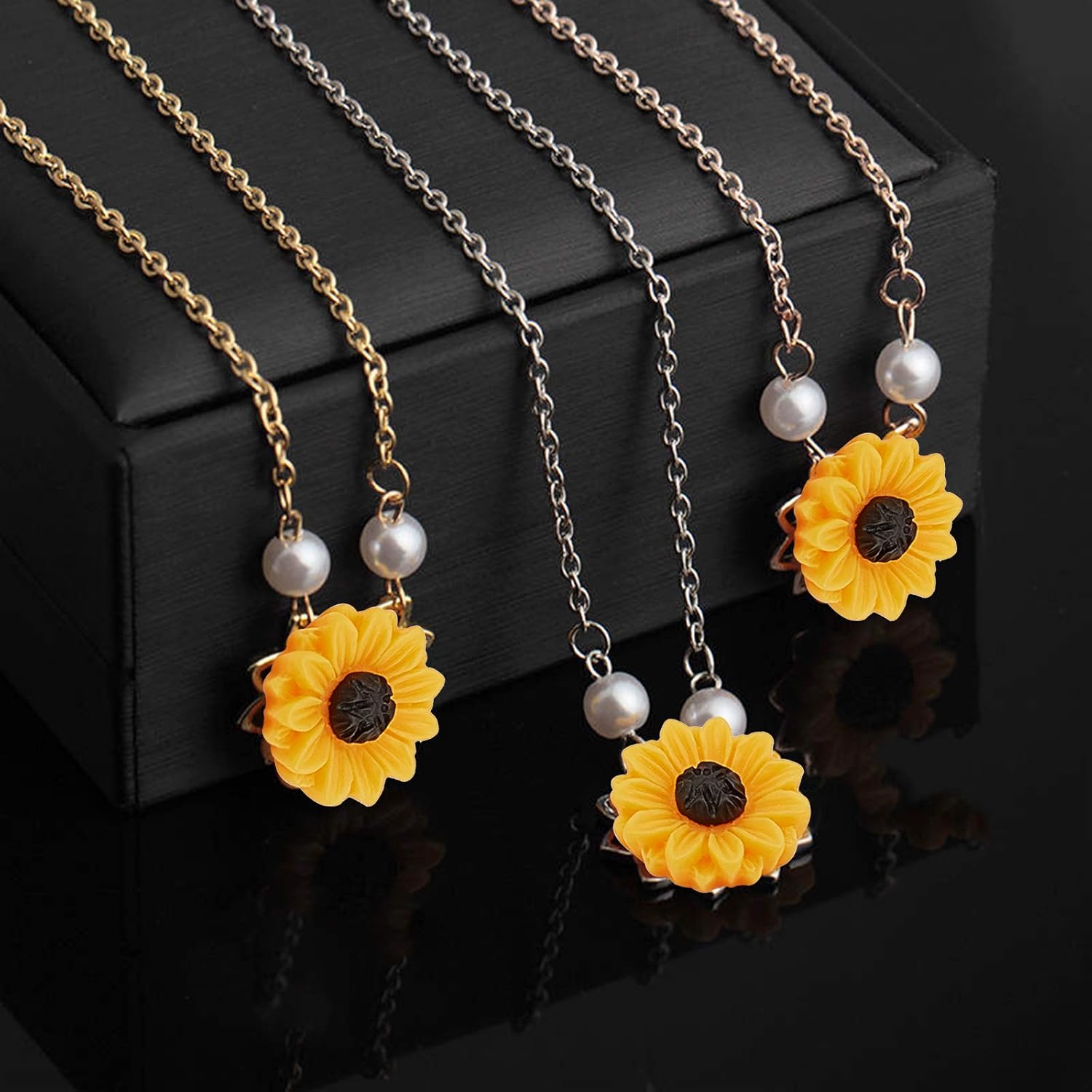 PH PandaHall 200pcs Flower Charms Sunflower Resin Cabochons 15mm Daisy Flowers Cabochons Flatback Cabochon for Sunglasses Shoe Hairpin Spring Summer Jewelry Making Headwear Scrapbooking Embellishment