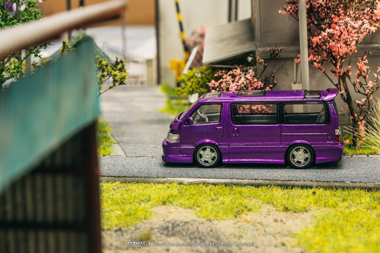 Amazon | TARMACWORKS 1/64 Toyota Hiace Wagon Custom Purple 完成品