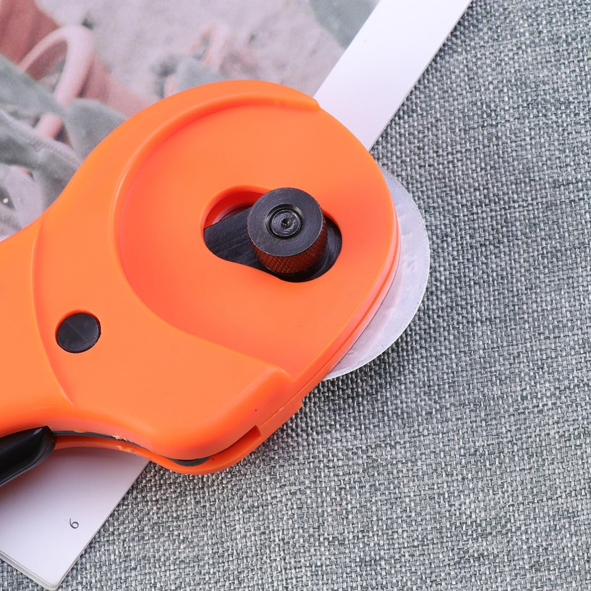 CALLARON 45mm Rotary Cutter for Crafts with Ergonomic Handle, Alloy and Plastic Construction, Includes 5pcs Replacement Blades, for Quilting and Scrapbooking Leather and Fabric Cutting