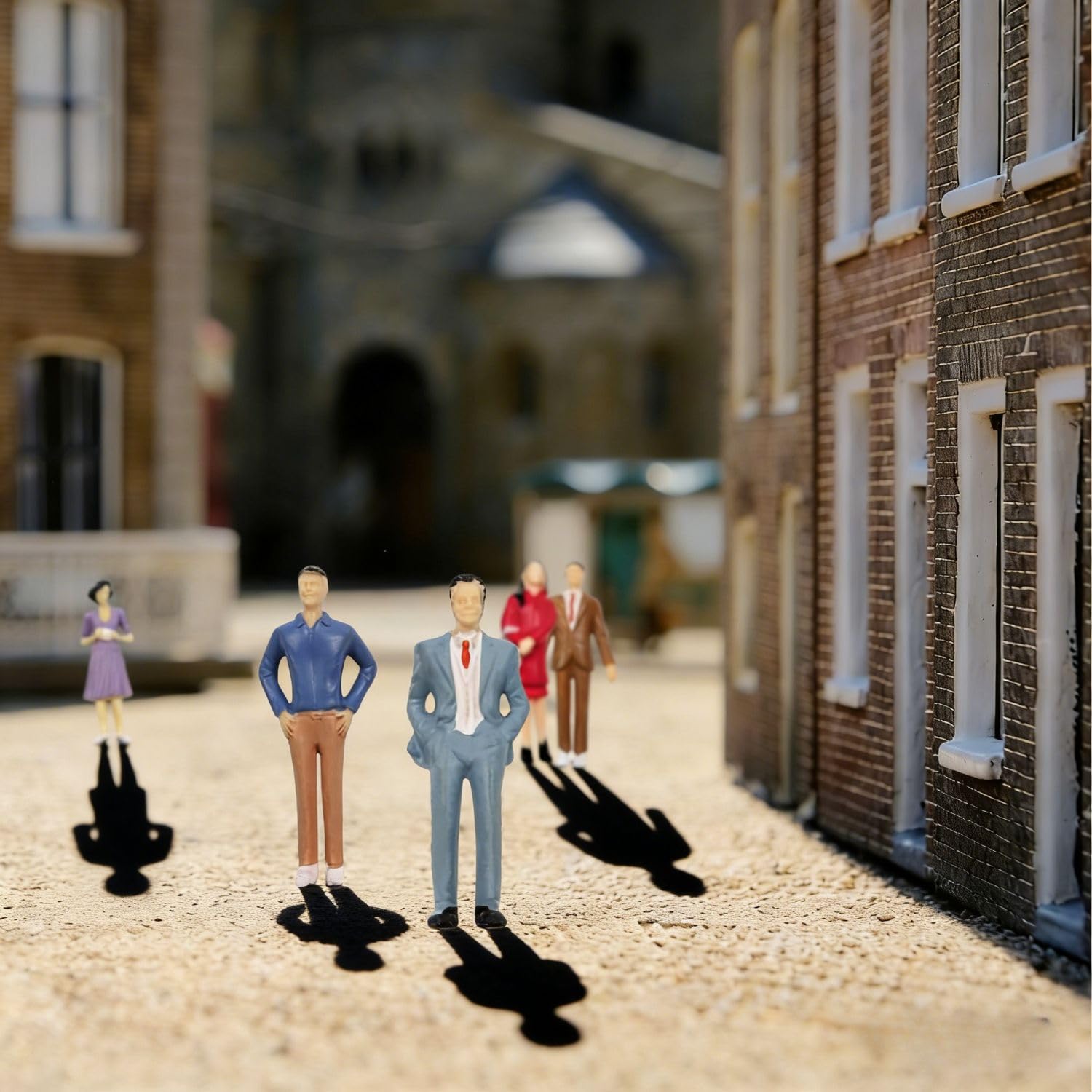 VICDUEKG 30 pezzi in miniatura persone 1: 30 HO scala in miniatura, modellino ferroviario, mini statuette diverse pose dipinte, piccole figure persone, museo seduto e in piedi