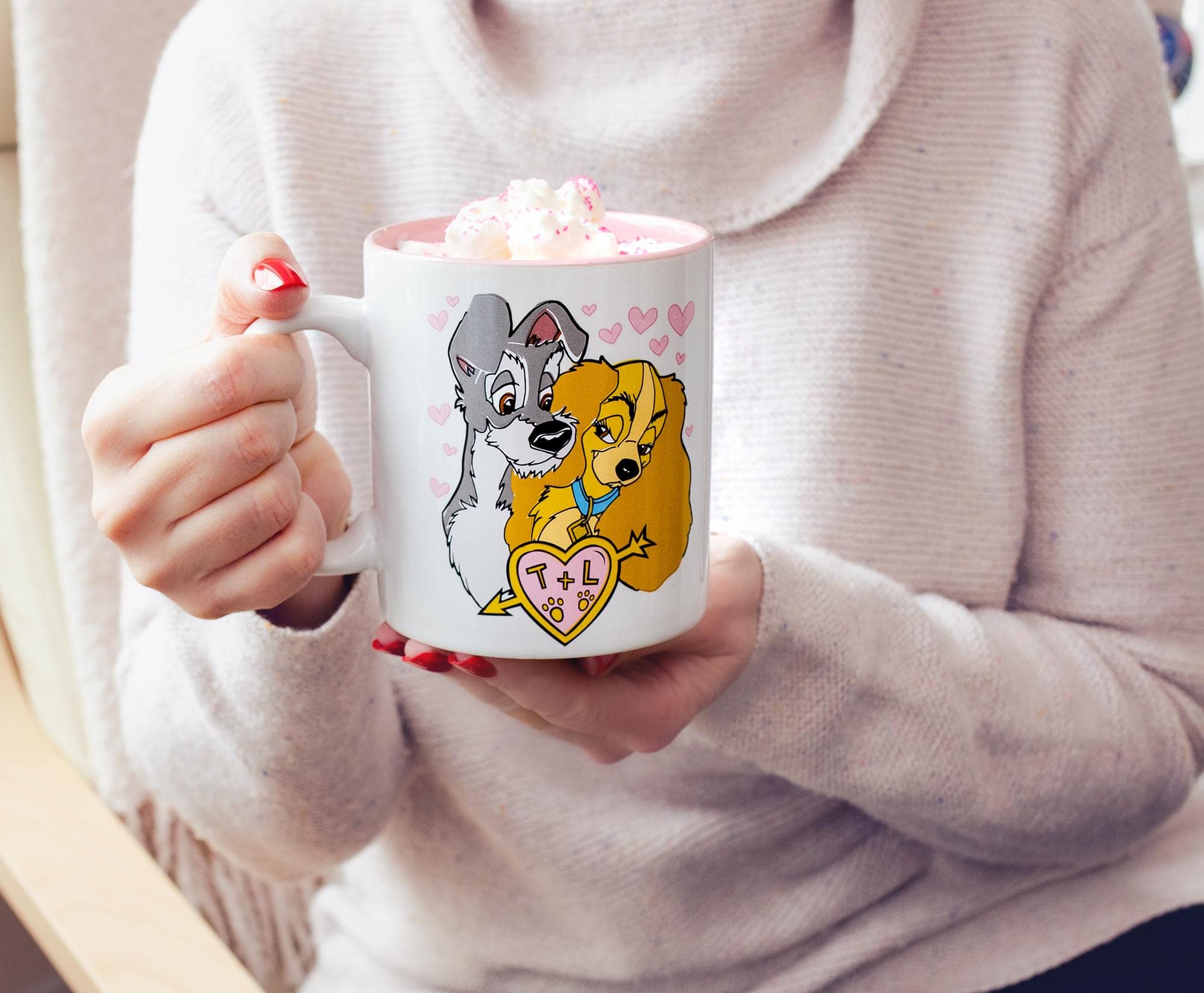 Disney Lady and the Tramp Doodle Sketch Hearts ceramiczny kubek | Mieści 590 ml