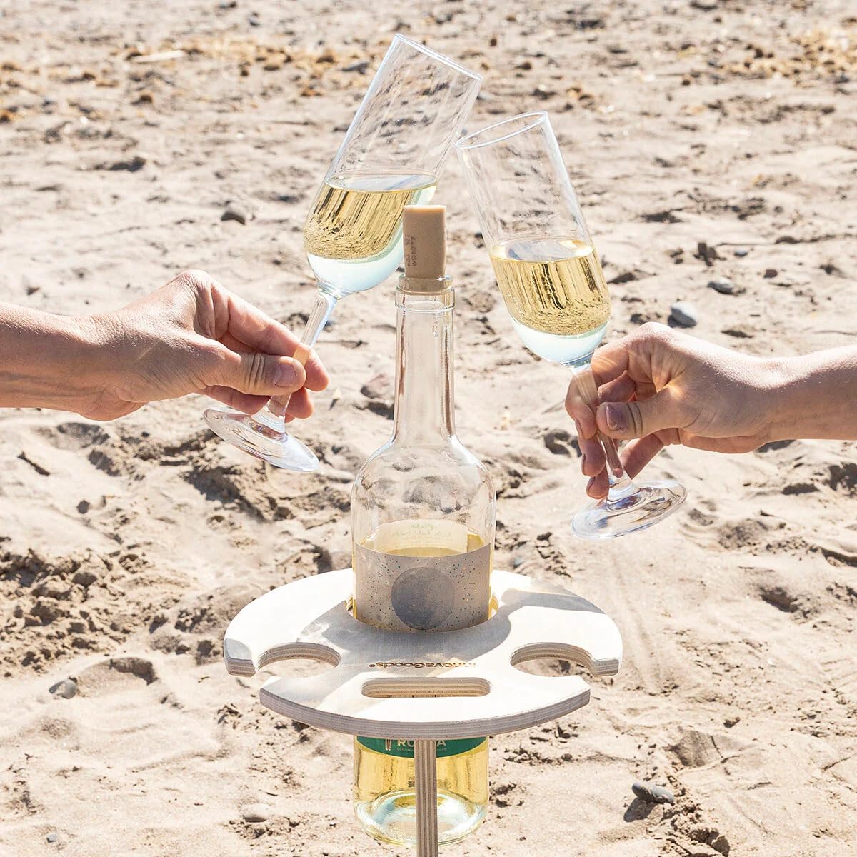 InnovaGoods® Propose la Table Pliante et Portable Winnek pour vin en extérieur, pour Profiter d'une soirée vin n'importe où, avec Un Design Pliable et Portable, Les barbecues et Les fêtes.