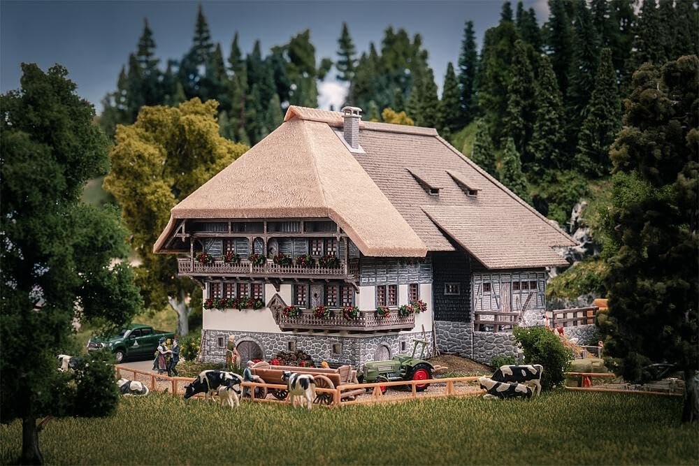 Faller 130013 - Jubiläumsmodell Schwarzwaldhof mit 2 Figuren - Spurweite H0