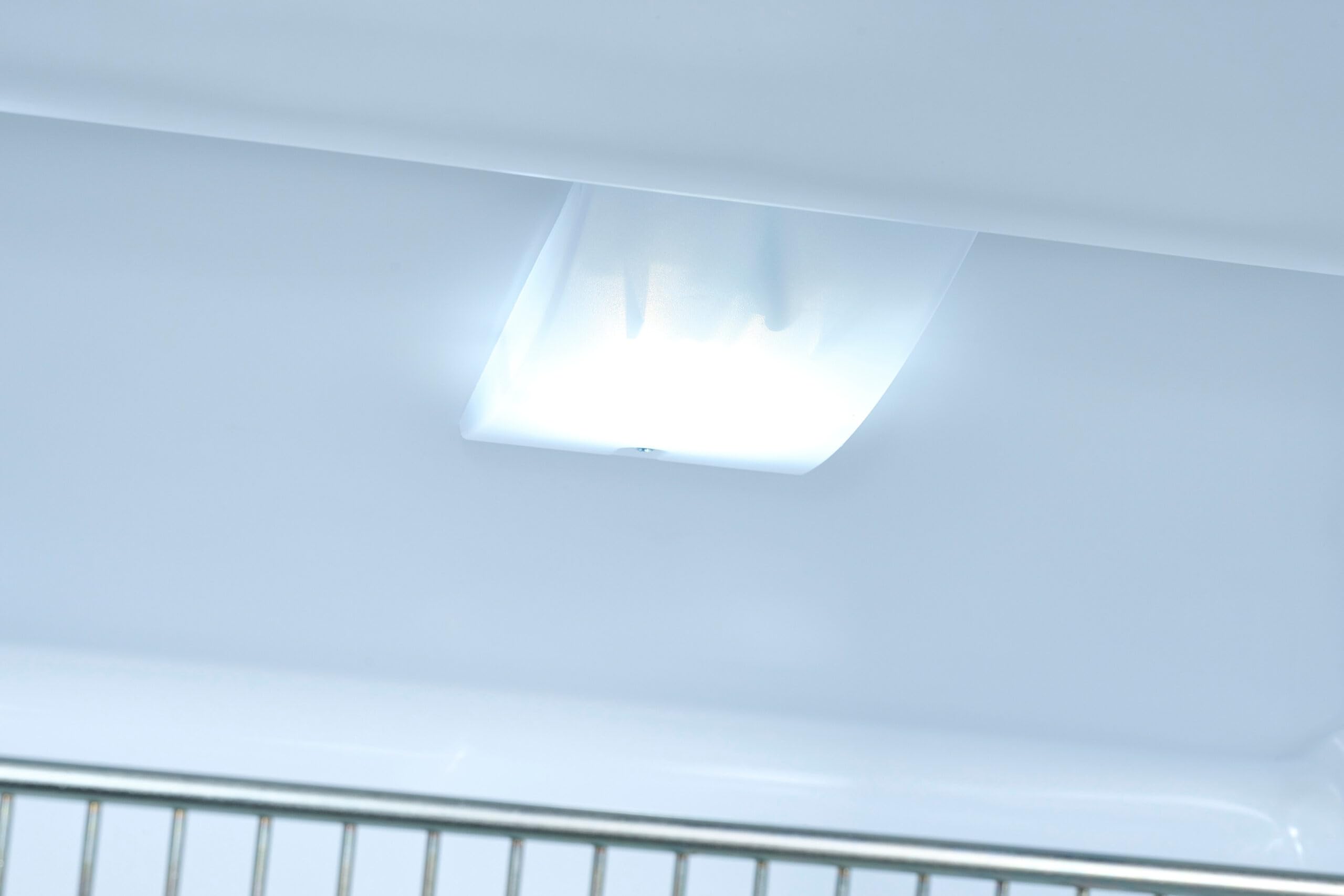 Exquisit® Frigorífico para Bebidas 296L, Color Blanco, Clase E, Puerta Reversible, 6 Estantes de Rejilla, Tirador Externo de Acero, Iluminación LED, Medidas (163,0 x 60,0 x 62,0 cm)