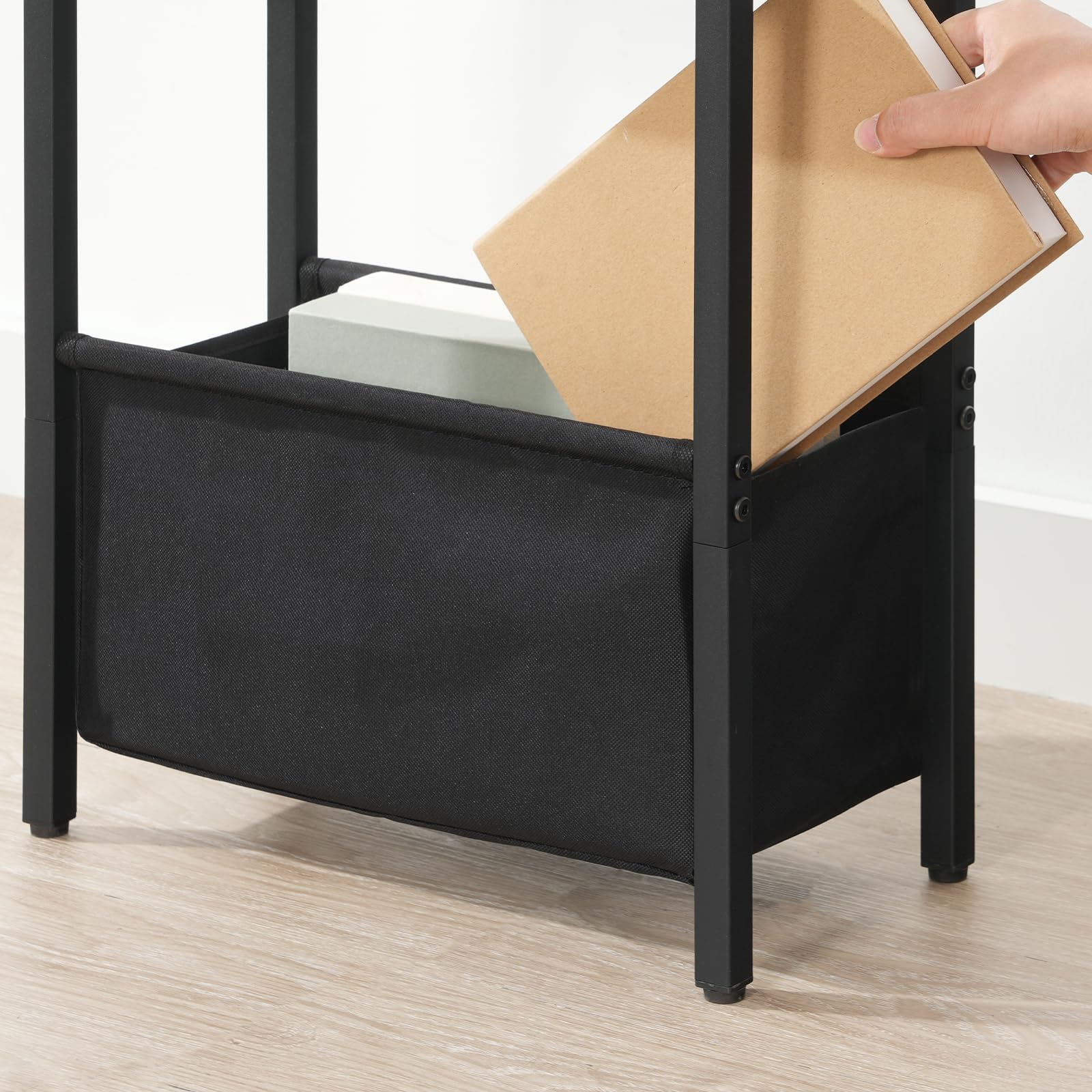 HOOBRO Table d’Appoint étroite, Table de Chevet avec Station de Charge et Rangement, Bout de Canapé avec Prise et Ports USB, pour Petit Espace, Chambre, Salon, Marron Rustique et Noir EBF125CBZ01