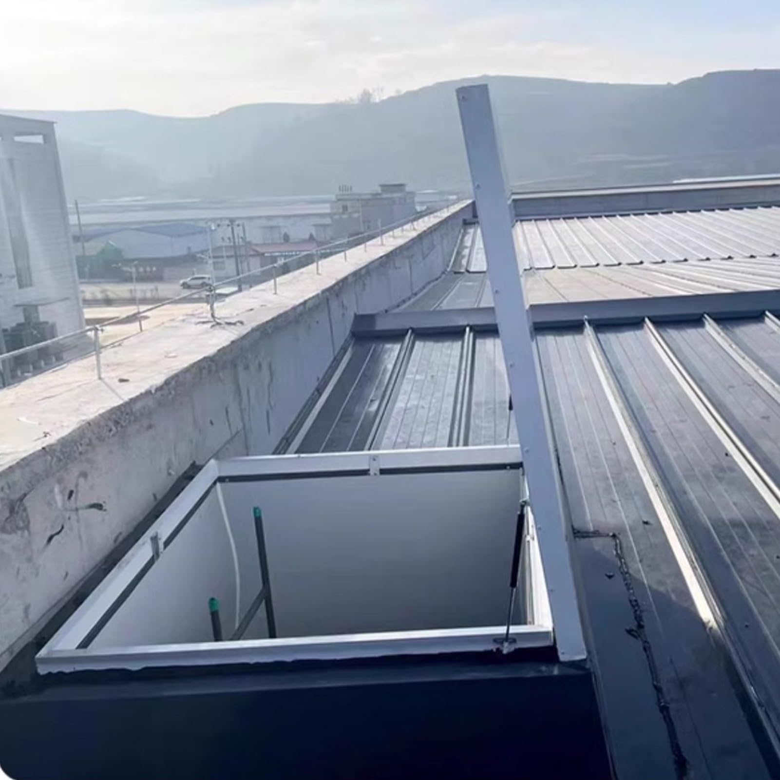 Escotilla de techo de metal reforzado y alta durabilidad climática 50x50