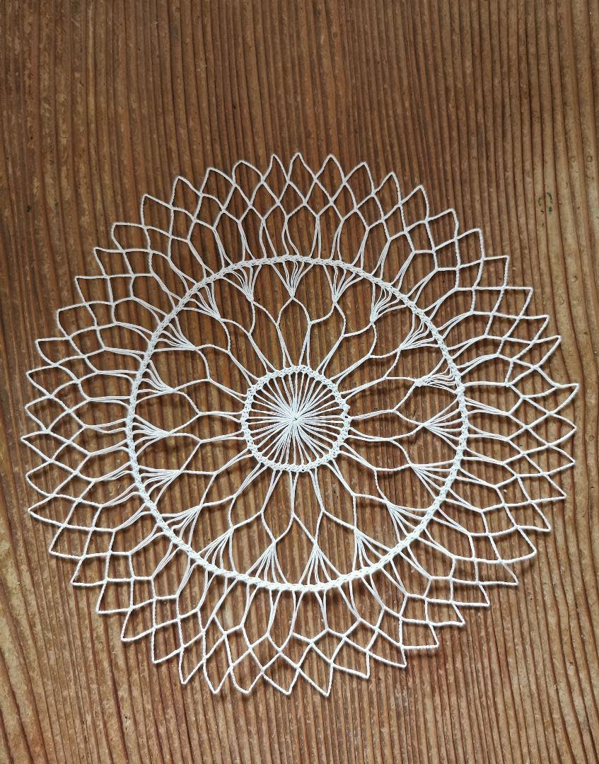アンティークイタリア 花火の様な線状レース まろやかなアイボリー刺繍糸ドイリー アンティークイタリア 花火の様な線状レース まろやかな
