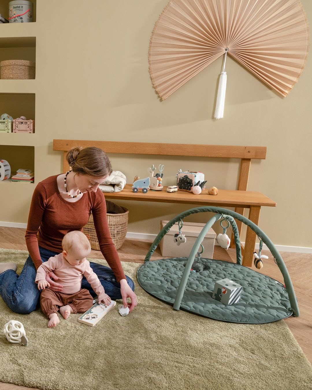 Done by Deer Spielbogen Baby mit Spielmatte und 4 x Anhänger/Babyspielzeug - Rassel, Glöckchen, Knisterelement und Spiegel - Play Mat/Spieldecke für Babies ab 0 Monate