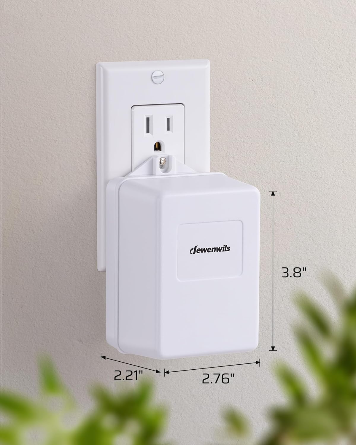 Immaġni tat-transformer DEWENWILS imdaħħal f'sokit bid-dimensjonijiet immarkati: 3.8 pulzieri għoli, 2.21 pulzieri wisa', 2.76 pulzieri fond.