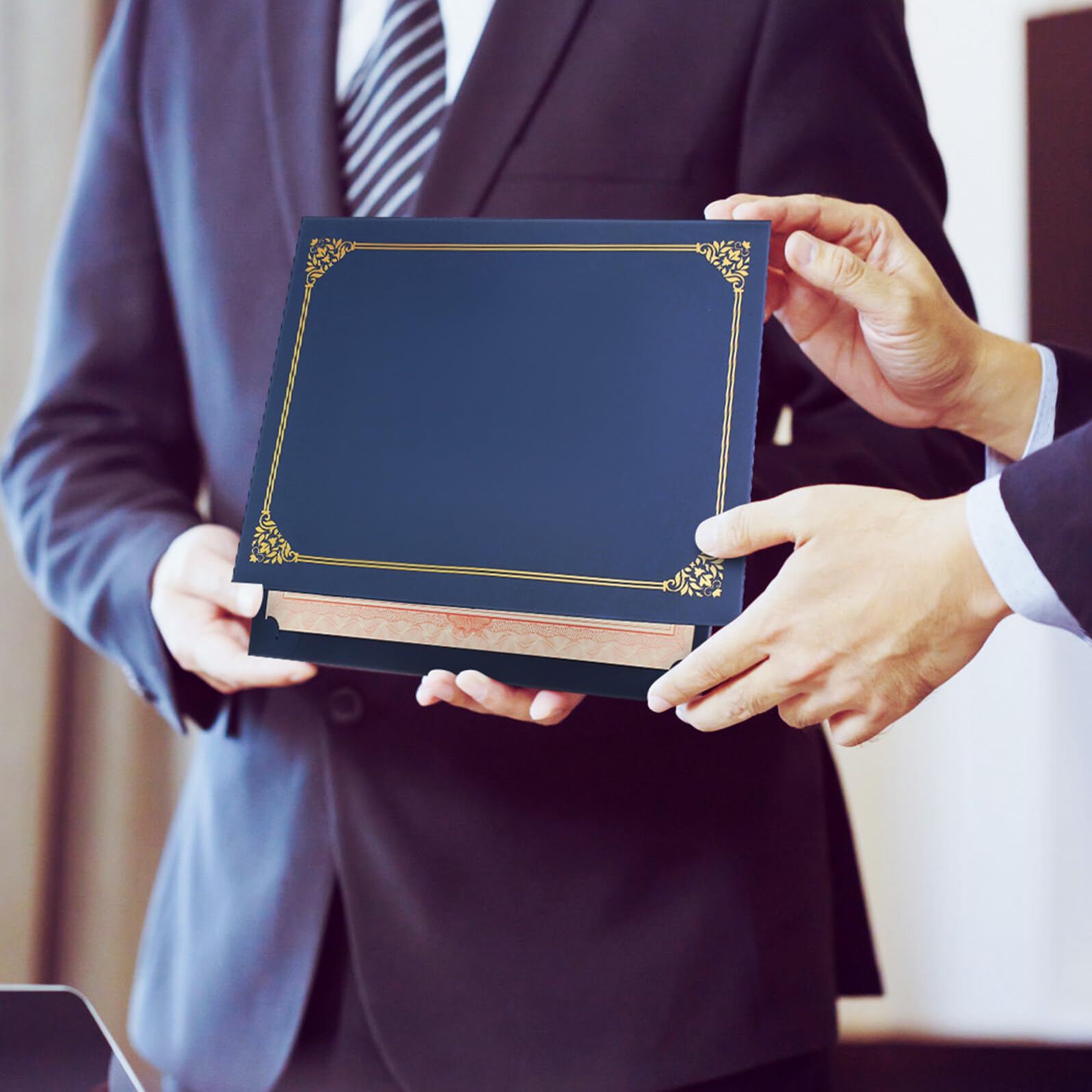 30 Pezzi Copertine per Certificati Bordi in Foglia Oro, Porta Documenti Eleganti in Carta 8.5x11 per Decorazioni Scuola e Presentazioni Professionali