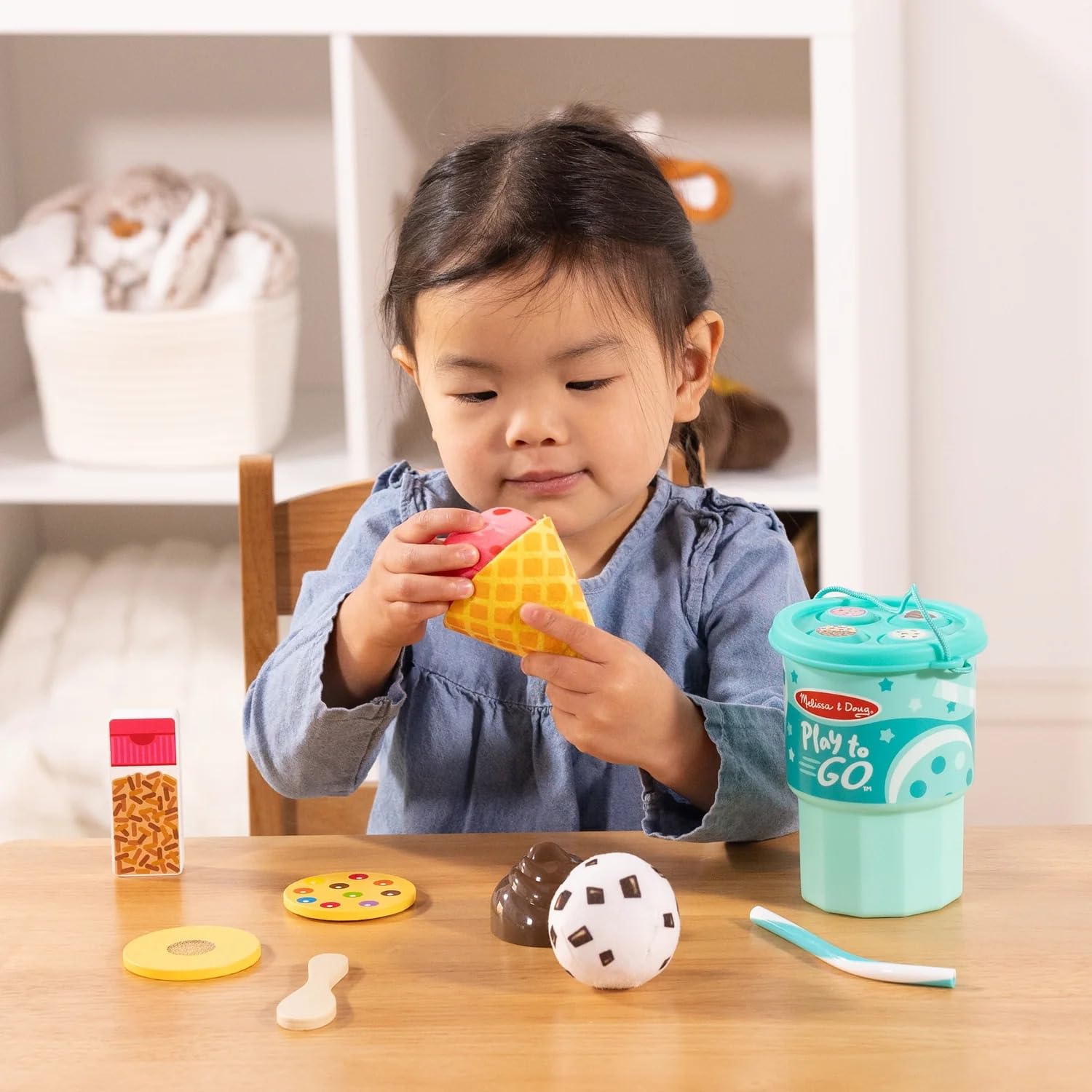 MELISSA & DOUG Play To Go Ice Cream Play Set de juguete, 1 EA