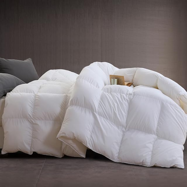 Amazon Brand - Umi Lightweight Duvet with 30% Down and 70% Feather Filling Cotton Fabric and 8 Duvet Ties (4.5tog, 135x200cm)