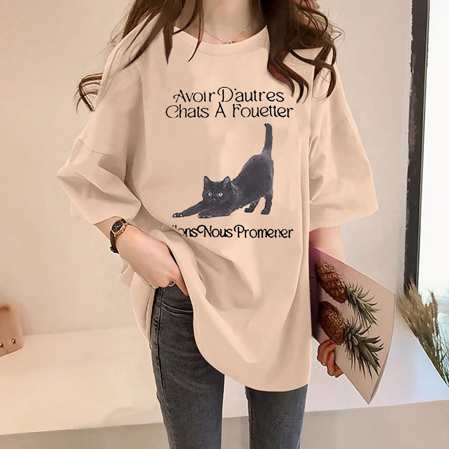 カーキ色のTシャツを着用した女性