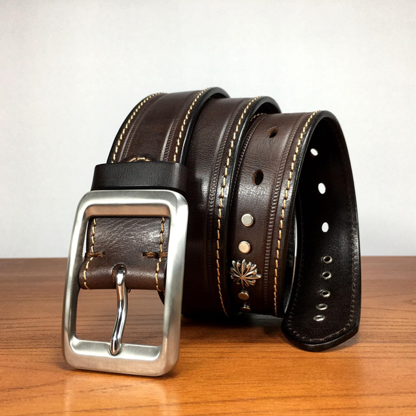 Cinture da Uomo Fibbia ad Ardiglione, Cinture in Pelle de Punk Western con Rivetti, Cintura de Borchiata Casual de Regolabile con Fibbia in Metallica,Marrone,105CM/41.3''
