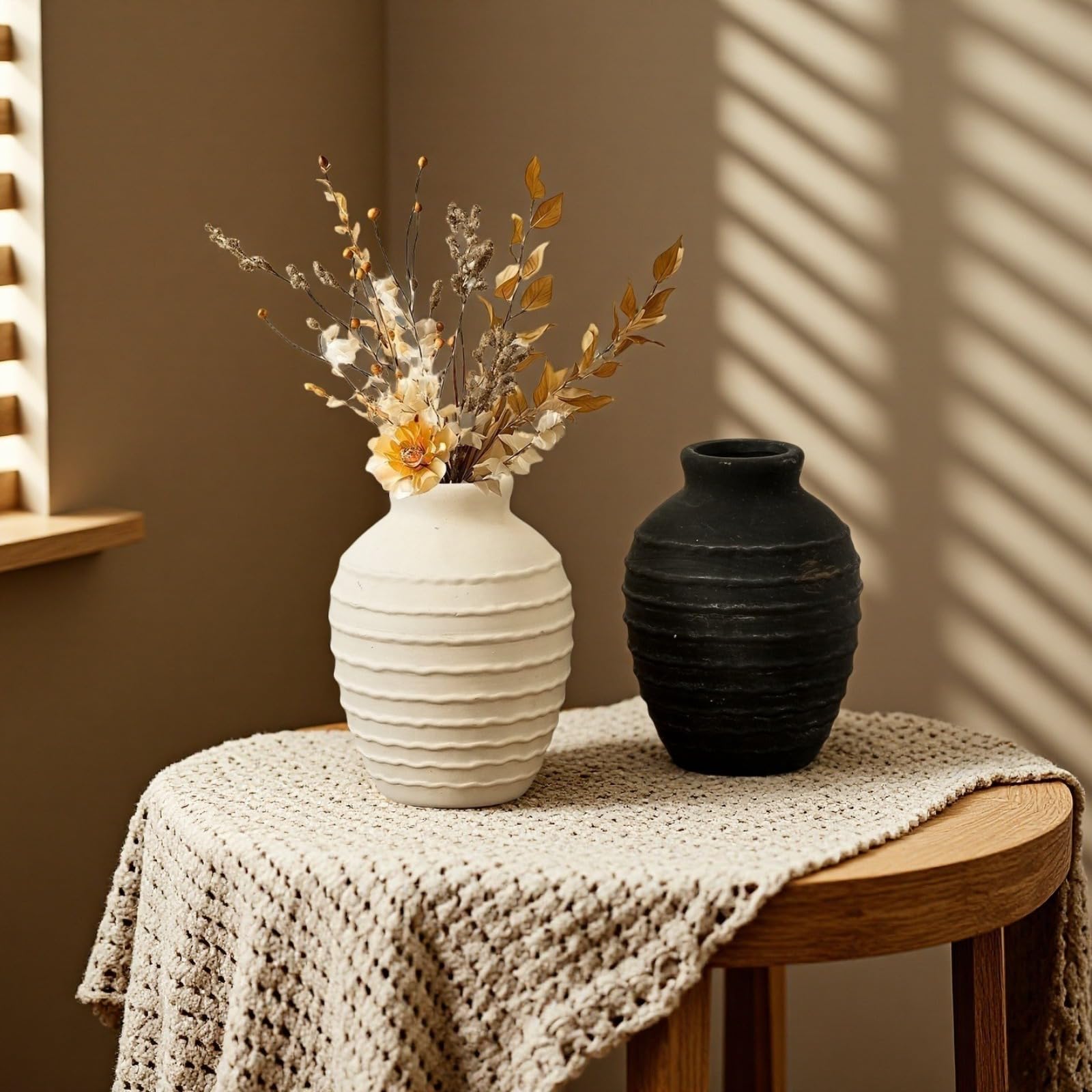 Ceramiczny wazon na kwiaty, ręcznie malowany, prążkowana tekstura – dekoracja domu wiejskiego boho na centralny element stołu, salonu, półki, kominka i wejścia