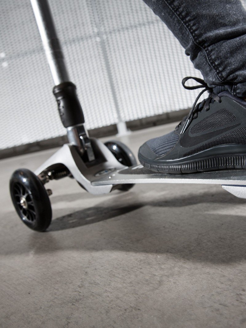 Micro Kickboard Monster Vulkangrau Tretroller 3-Wheel