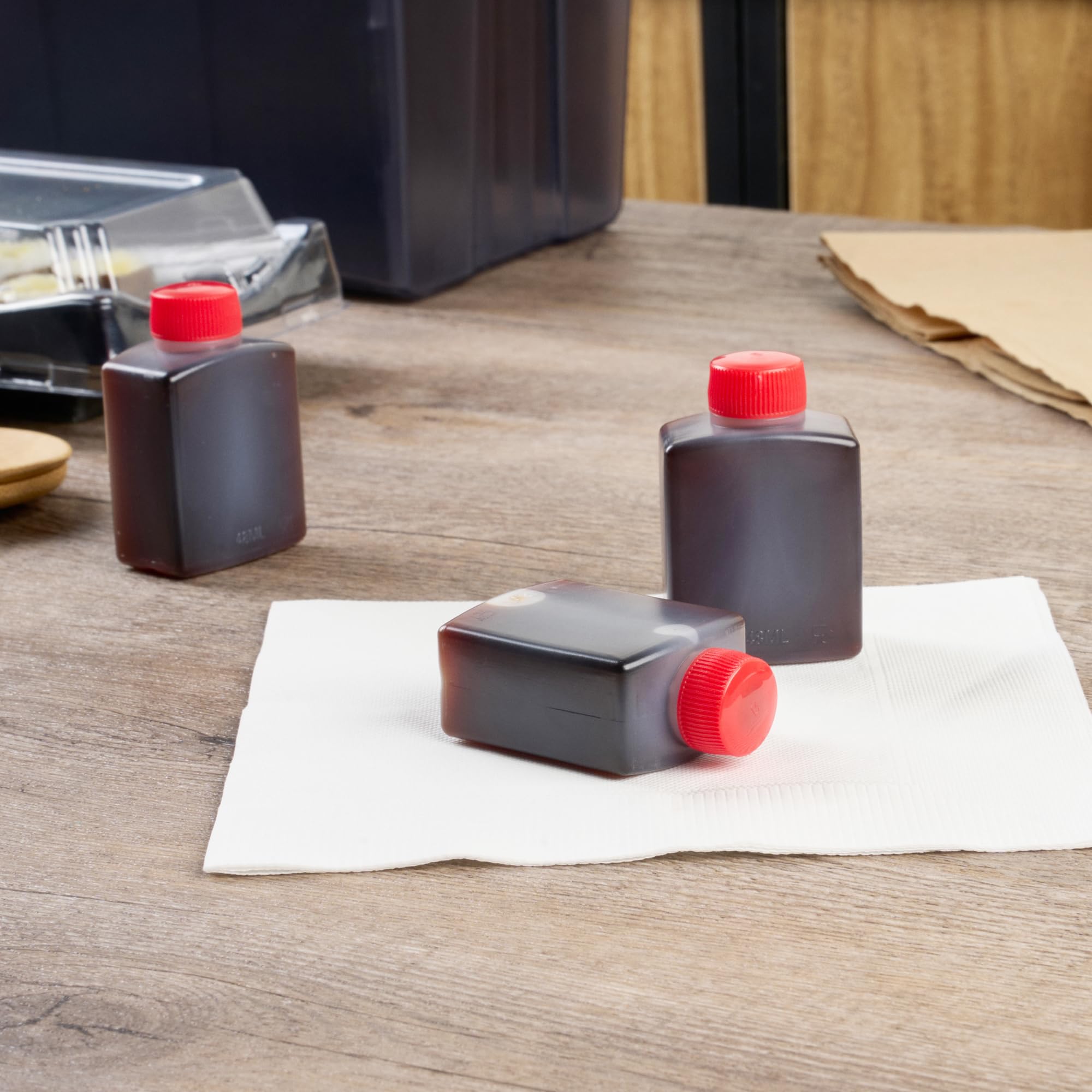Restaurantware -Bento Tek - Mini botellas de salsa de soja de 2 onzas, 100 mini botellas desechables para condimentos con tapas rojas, paquete de condimentos, vinagre o salsa, botellas de plástico