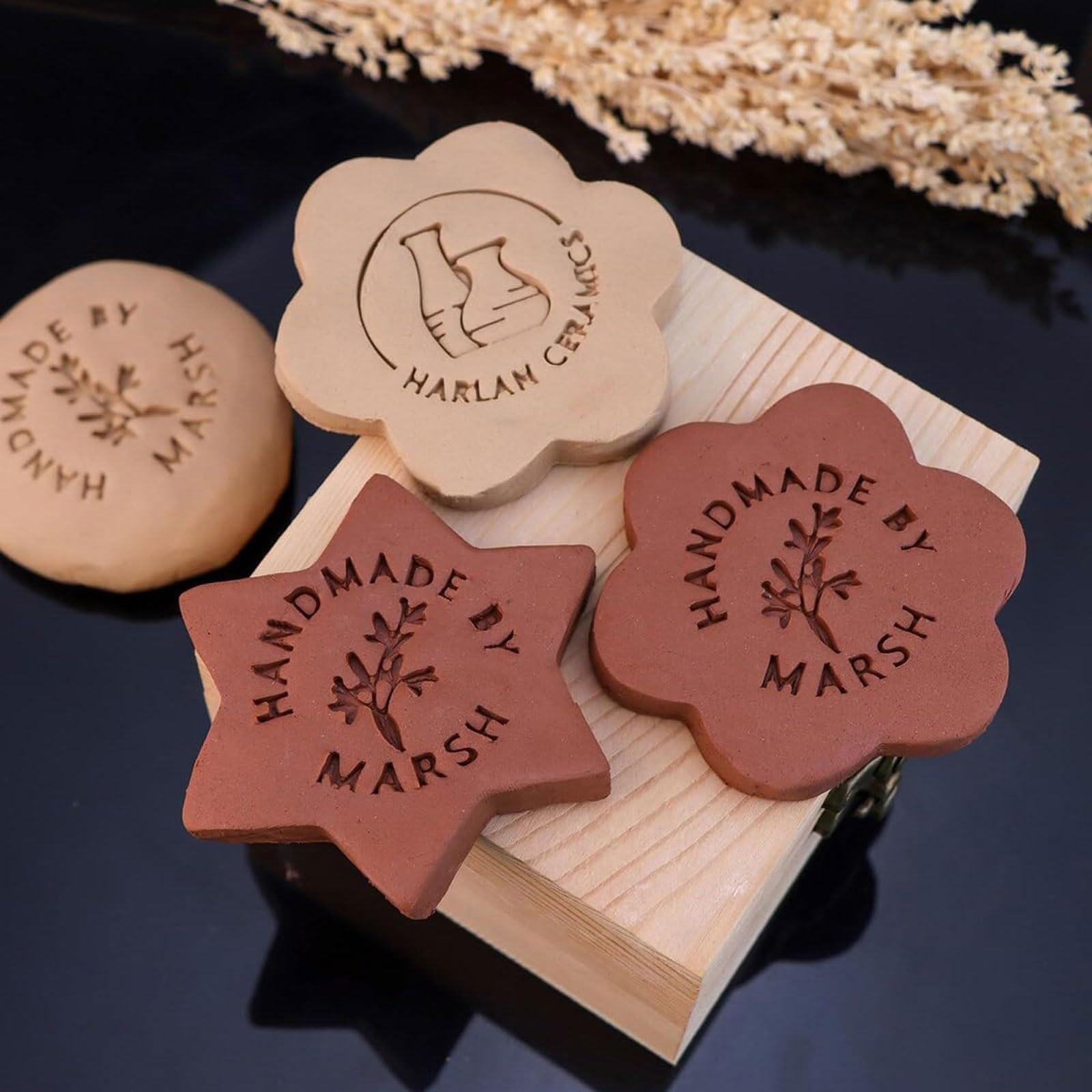 Strumento for timbri in ceramica in ottone fatto a mano, timbro in ceramica personalizzato con logo e manico in legno, simbolo in argilla personalizzato for vasai cartello(2.5Inches)
