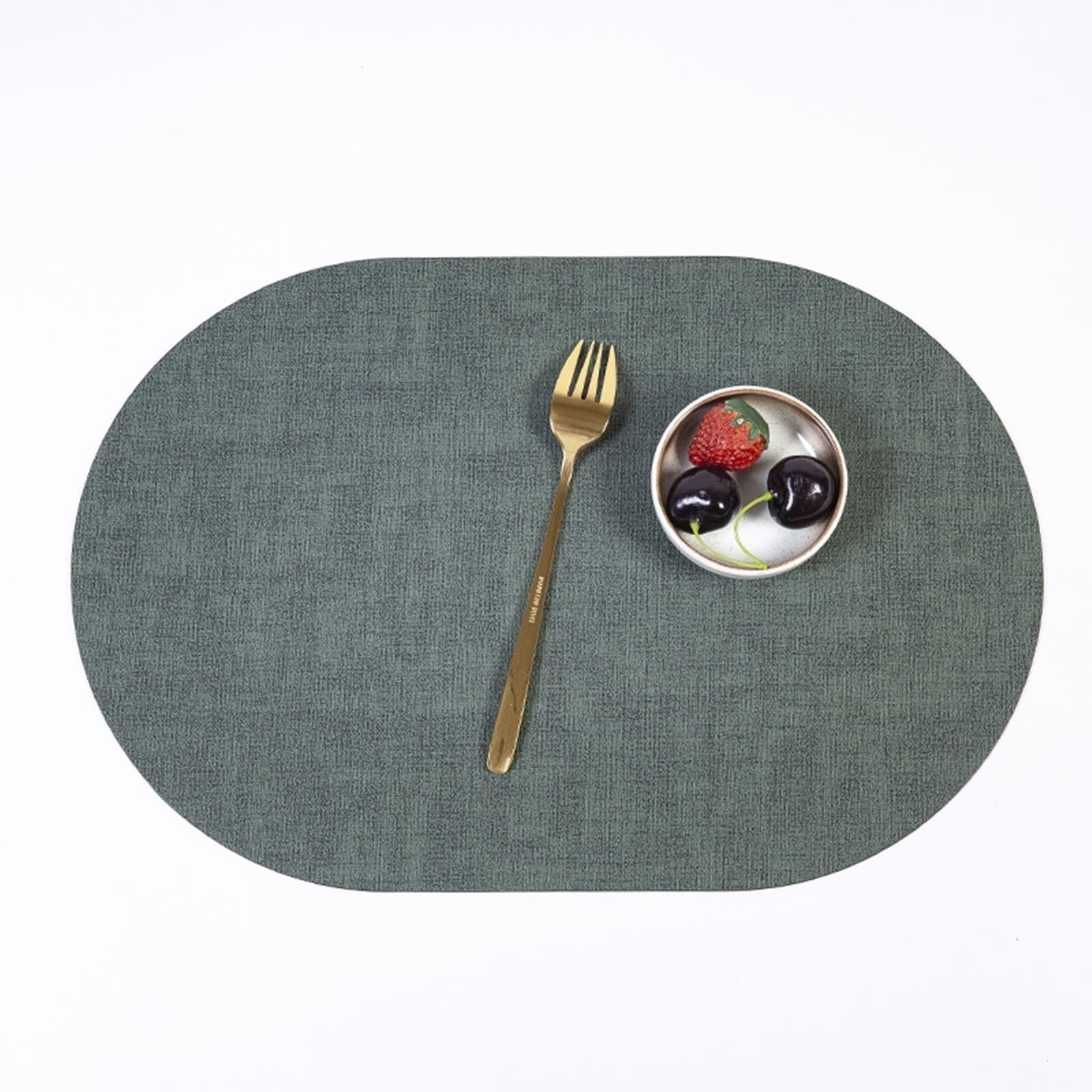 Sets de table vert foncé tressés pour repas de famille et salle à manger