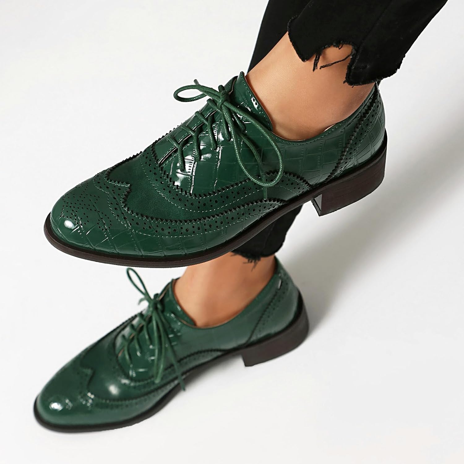 Uniquelly Women's Wingtip Oxford Shoes Lace Up Oxfords Round Toe Chunky Low Heels Casual Work Vintage Brogues Saddle Shoes Pumps