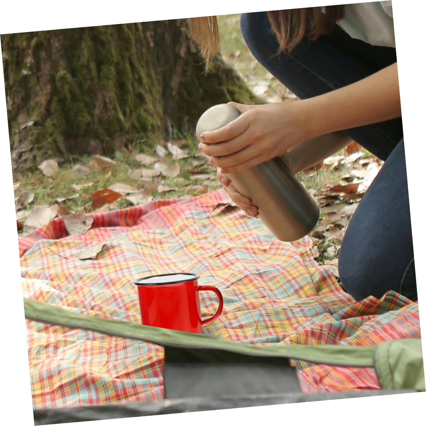 4 Stück Teiliges Vintage Emaille Tassen Retro Campingbecher mit Robuster Leicht zu Reinigender Oberfläche in Rot Gelb Grün und Blau für Kaffee Tee Milch und Outdoor Gebrauch