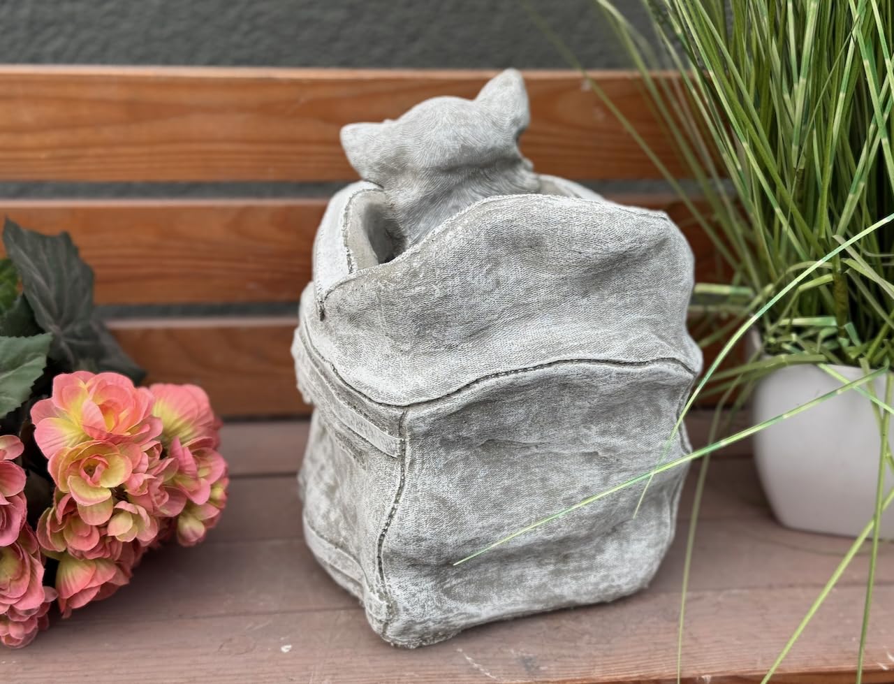 stoneandstyle Steinfigur Chihuahua in Handtasche, Frostfest, Steinguss, Grau, 25 cm Höhe, 9,5 kg, Gartendekoration