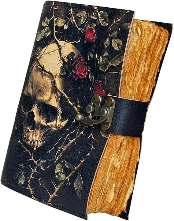 Dark Elegance Skull Journal – ハンドメイドアンティーク調のエッジペーパージャーナル – 7x5インチ本革ノートブック スカル&ローズデザイン – ヴィンテージロッククロージャー – パーソナルダイアリー、スケッチブック、作家へのギフトに。