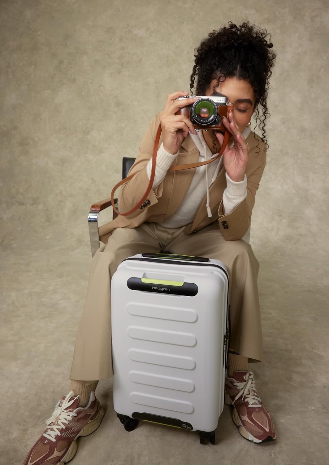 Hedgren GRIP CARRY ON Spinner – Durable Polycarbonate with TSA Lock, Double-Coil Zippers, Silent 4-Wheel Spinners & Multiple Handles - 21.6" (Black)