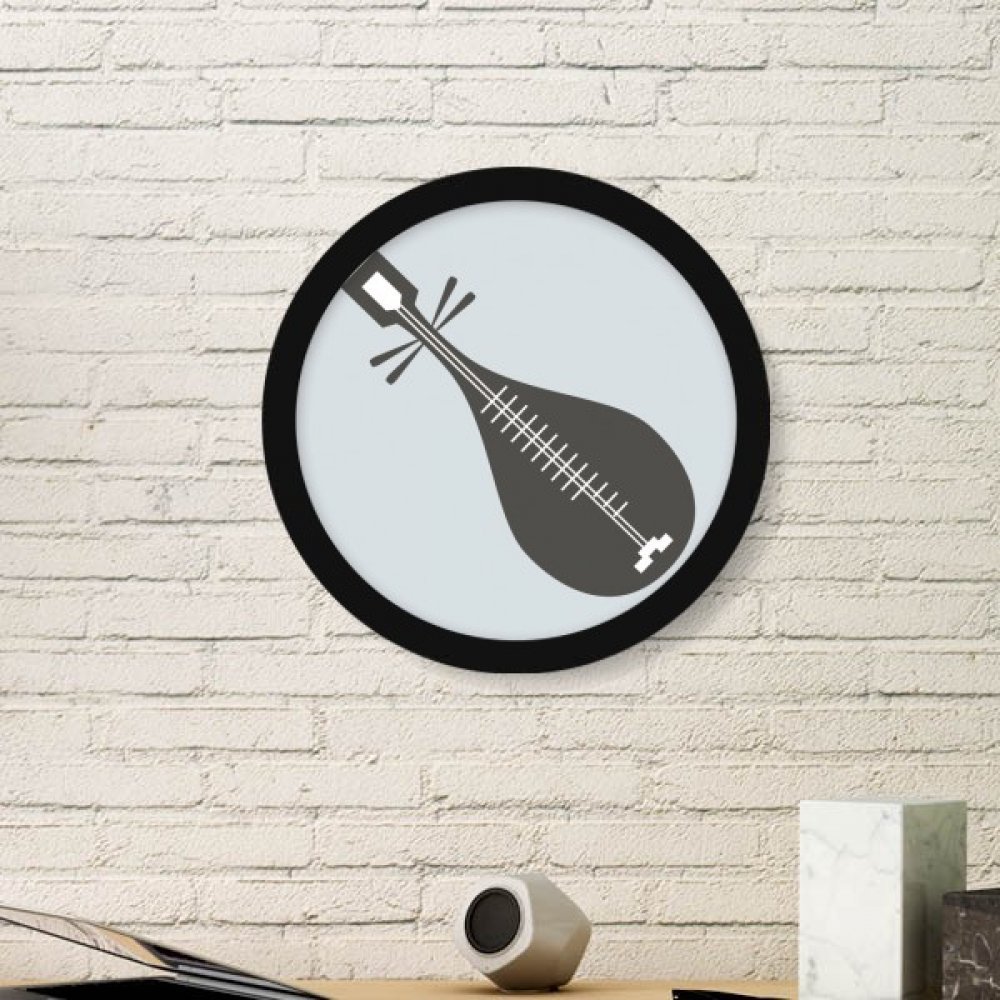 Cadre photo rond en bois noir avec peinture de Pipa pour une décoration murale élégante