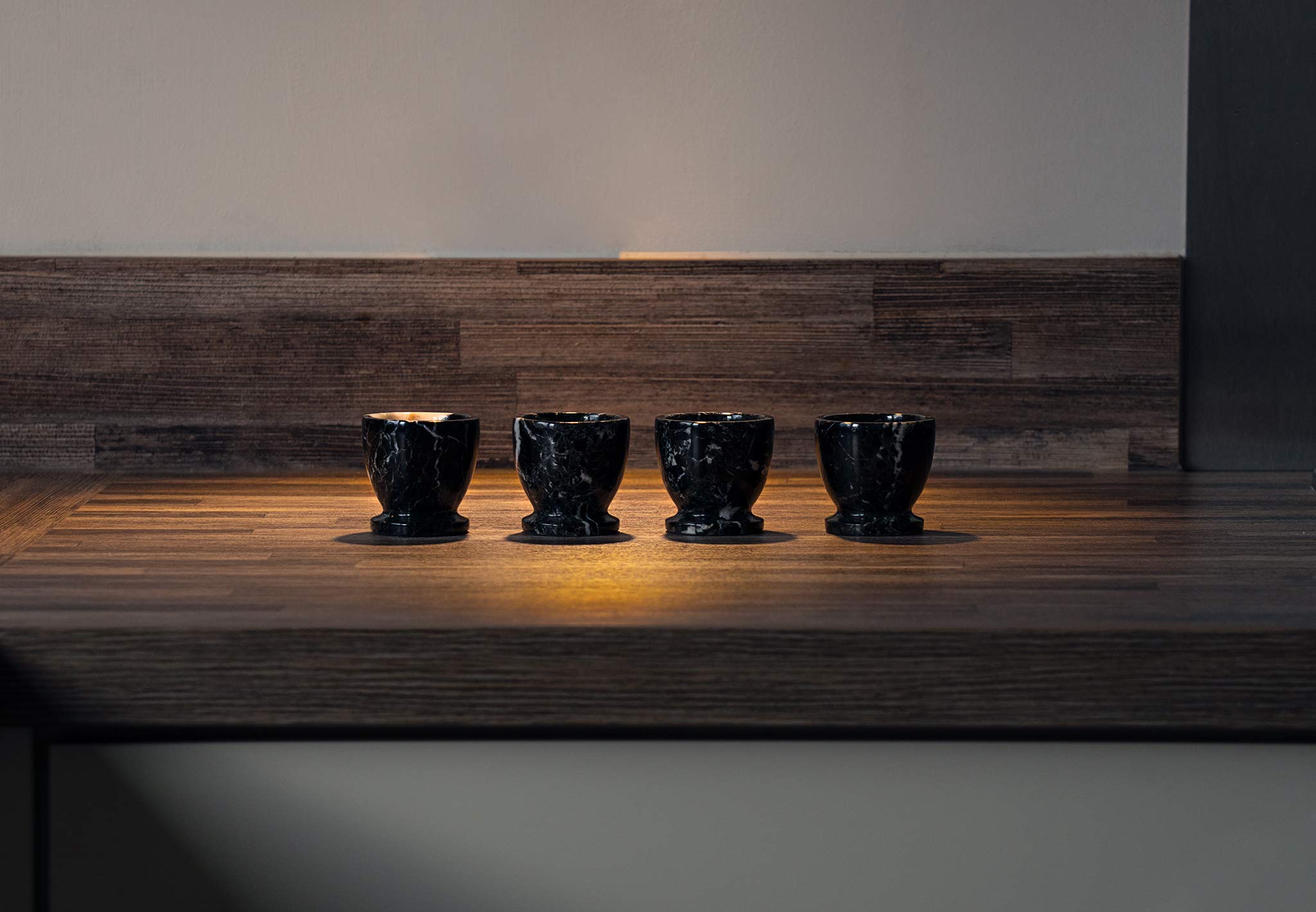 Lot de 4 coquetiers en marbre noir de l'Himalaya – sculptés à la main