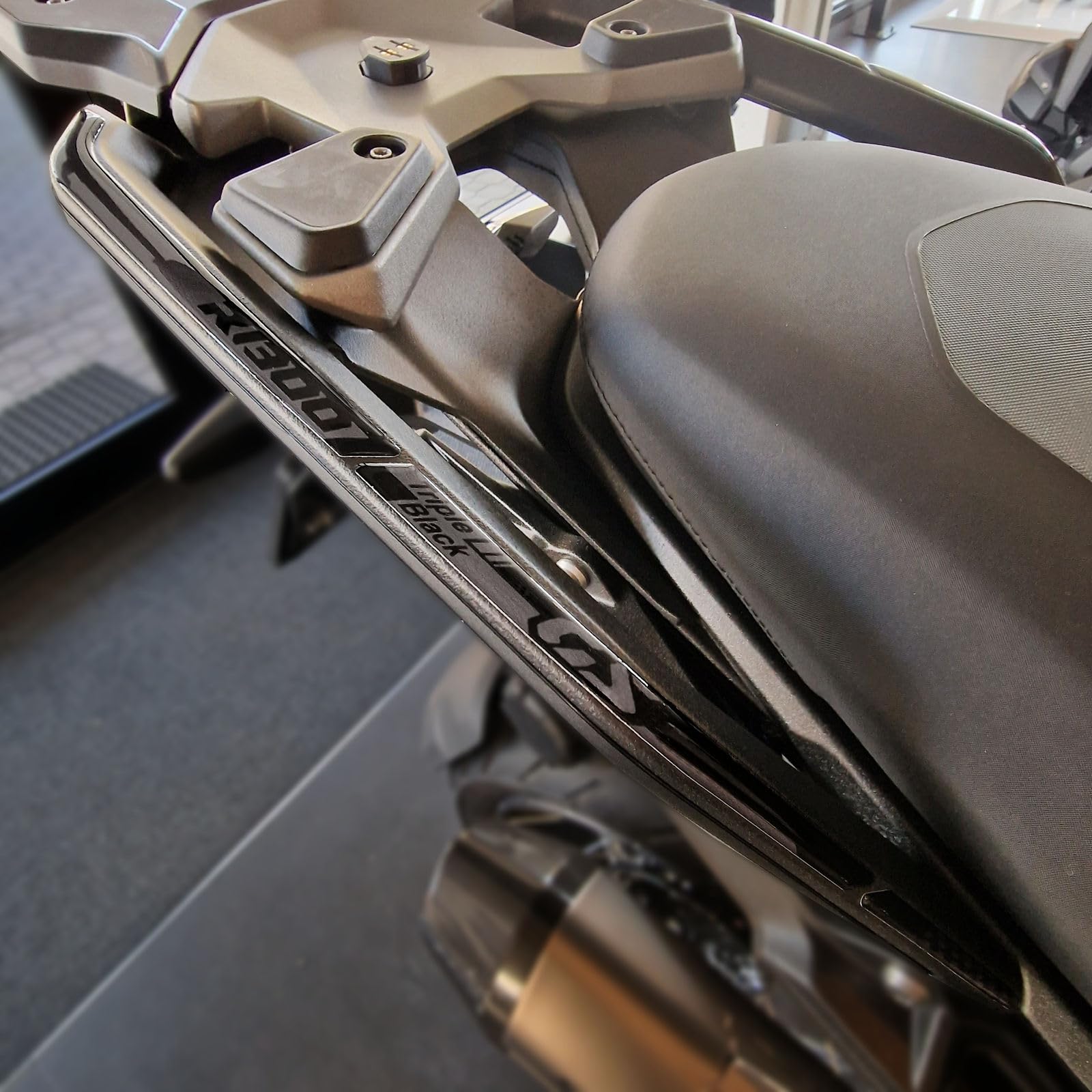 ILMBERGER PANNEAU LATÉRAL SOUS LE RÉSERVOIR GAUCHE BMW R 1250 R