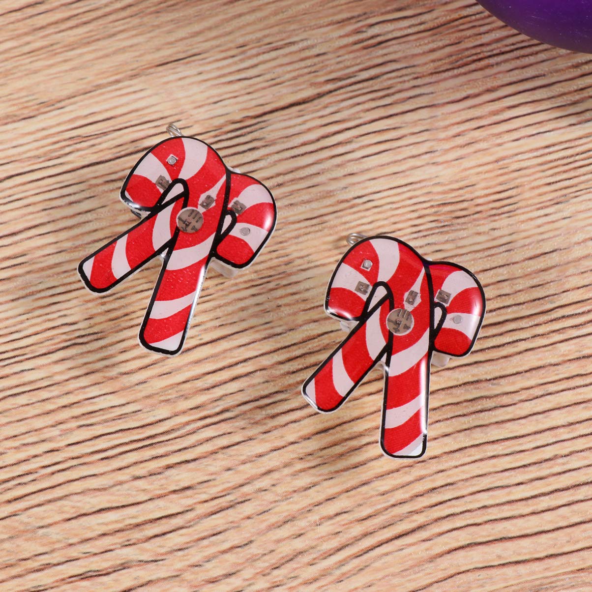 Amosfun Lot de 25 broches LED lumineuses de Noël en émail épinglettes badge fête de Noël préféré bonhomme de neige bijoux cadeaux pour enfants adultes