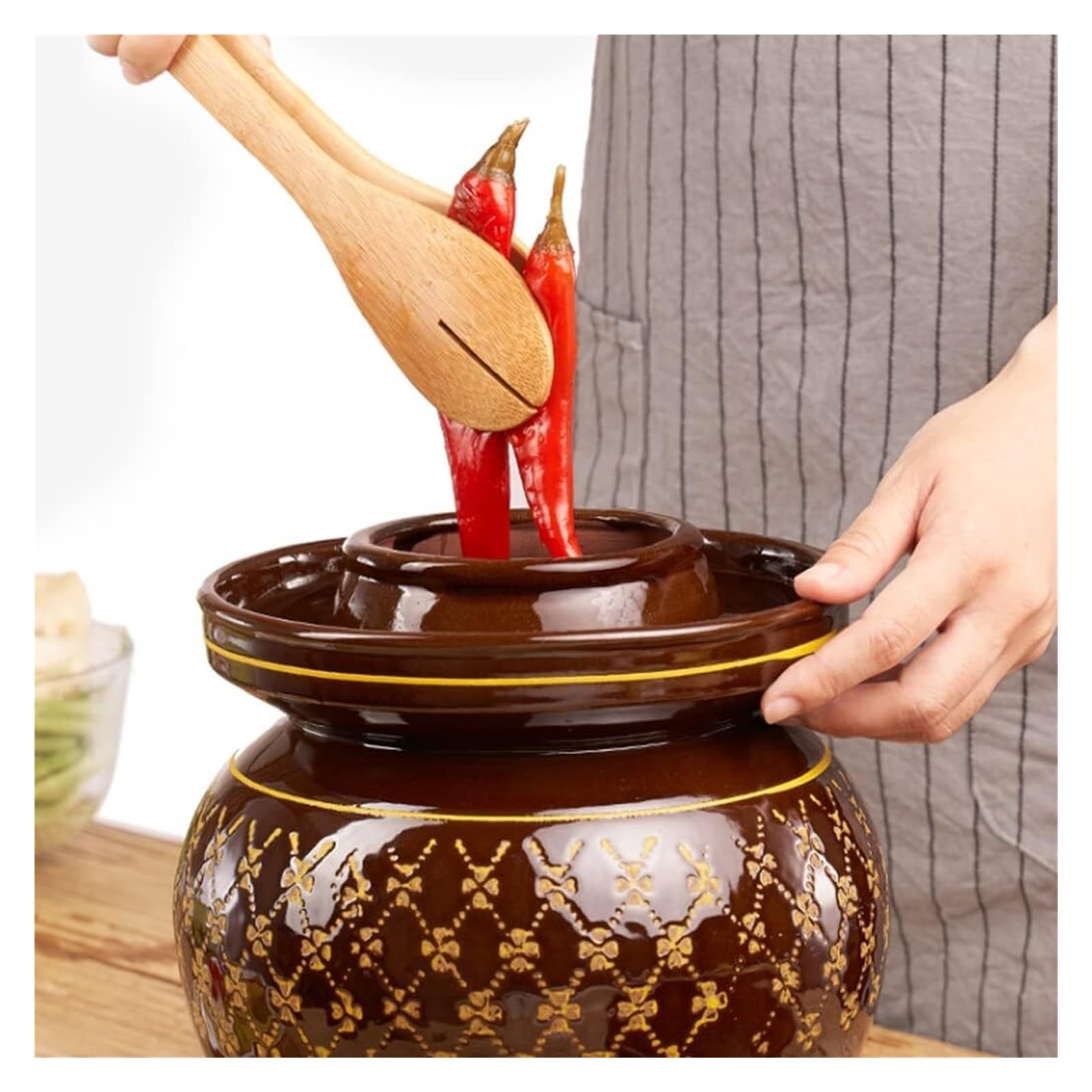 陶器製壺 A Yixing 'squirrel' teapot and cover, 20th century 二十世紀