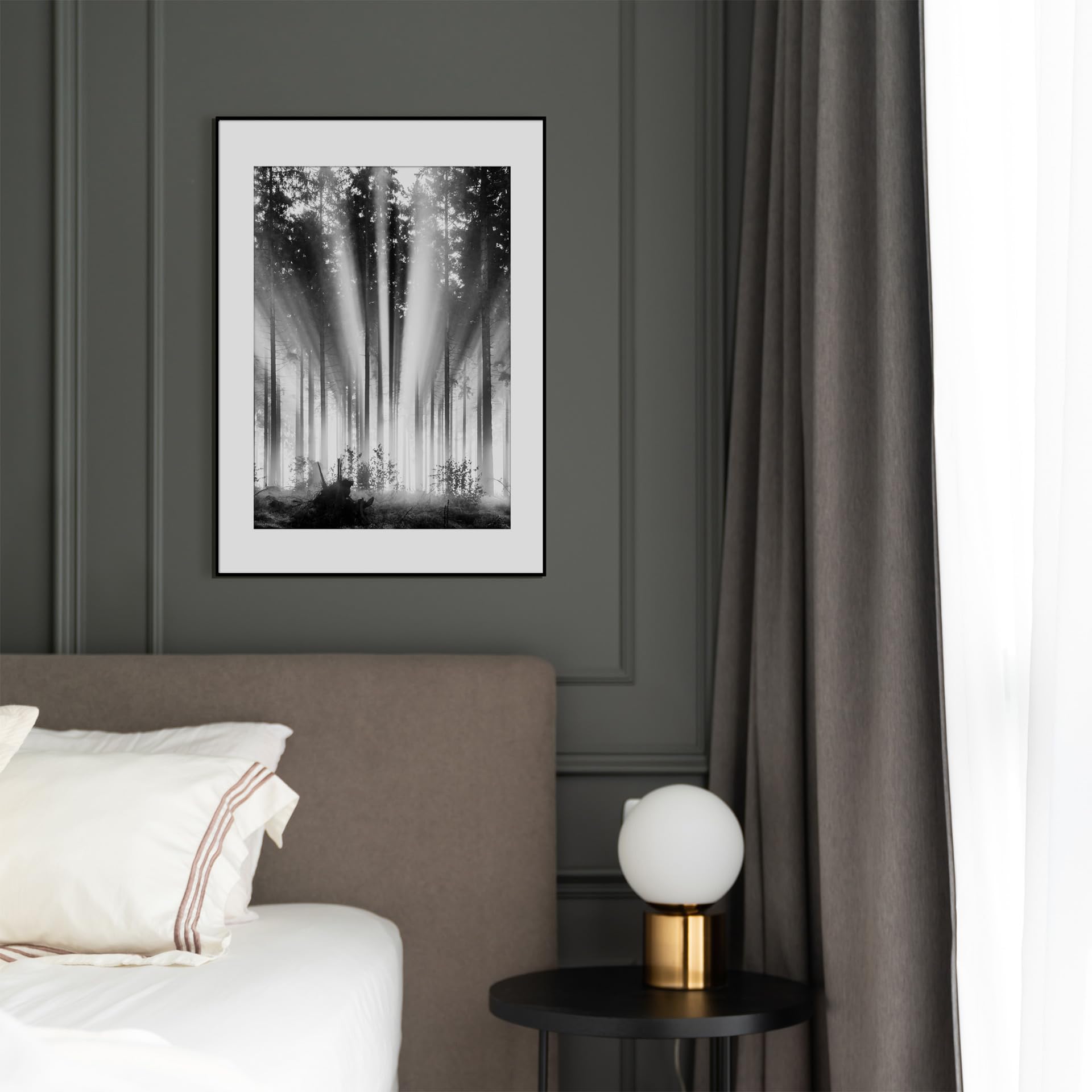 STYLER Rahmenbild Fog and Sun 50 x 70 cm | Artbox Die Schönheit der Natur in einem lichtdurchfluteten Wald schafft mit klassischer Farbgebung eine gemütliche Raumatmosphäre Wohnzimmer schwarzweiß