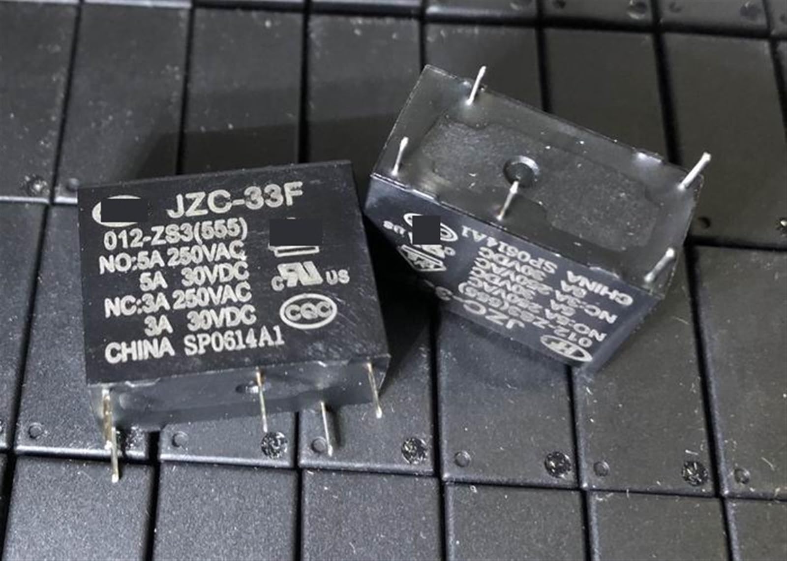 Relé 33F-1C-12V de 5 Pines para Placa Electrónica y Microcontrolador de 5A 24V 2