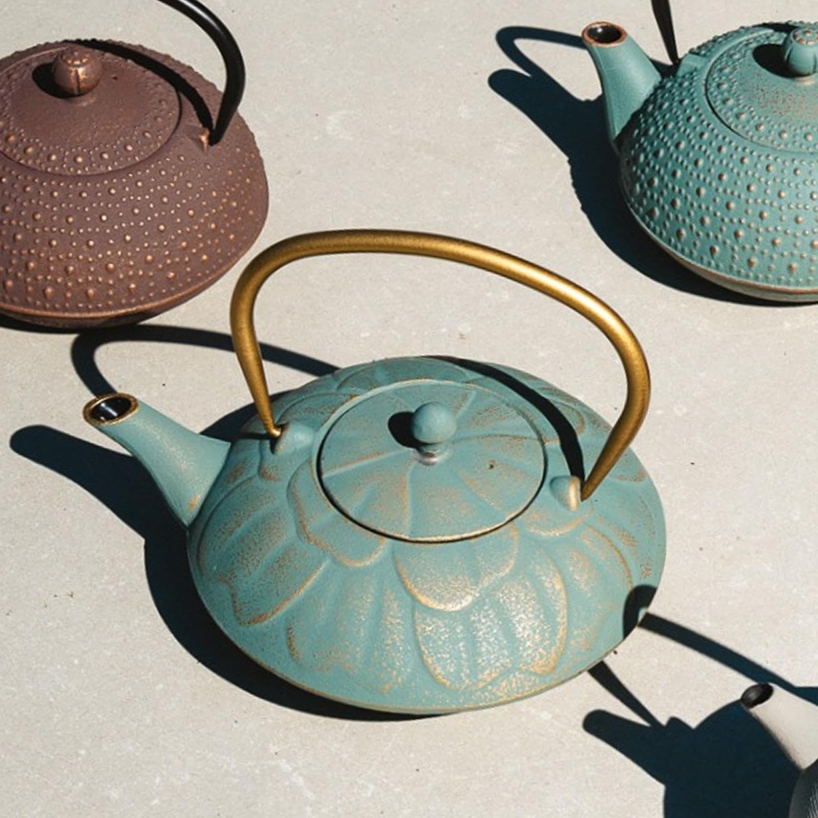 Bredemeijer Teekanne 1.3 Liter - flache Asia Gusskanne blau im Set mit 4 Tassen aus Porzellan & Holz-Untersetzer schwarz inkl. Edelstahl-Tee-Filter-Sieb Einsatz
