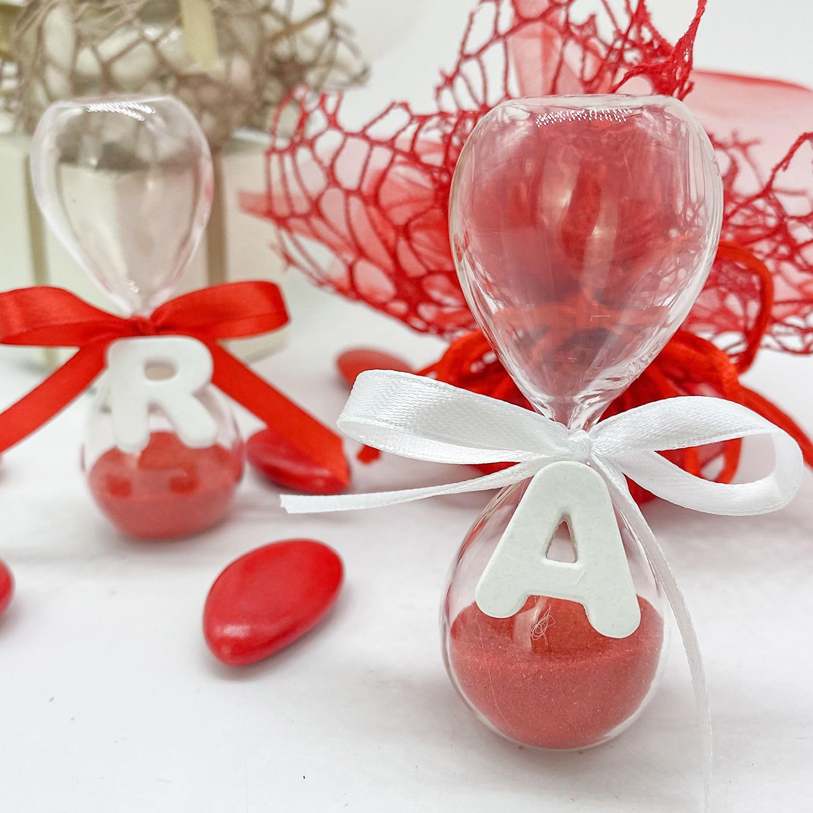 Doni Bomboniere 10 Clessidre in Vetro con Sabbia di Colore Rosso, con Fiocco a Scelta e Lettera in gessetto Bianco. Bomboniera Elegante per Battesimo, Comunione, Cresima, Compleanno, Laurea (R)