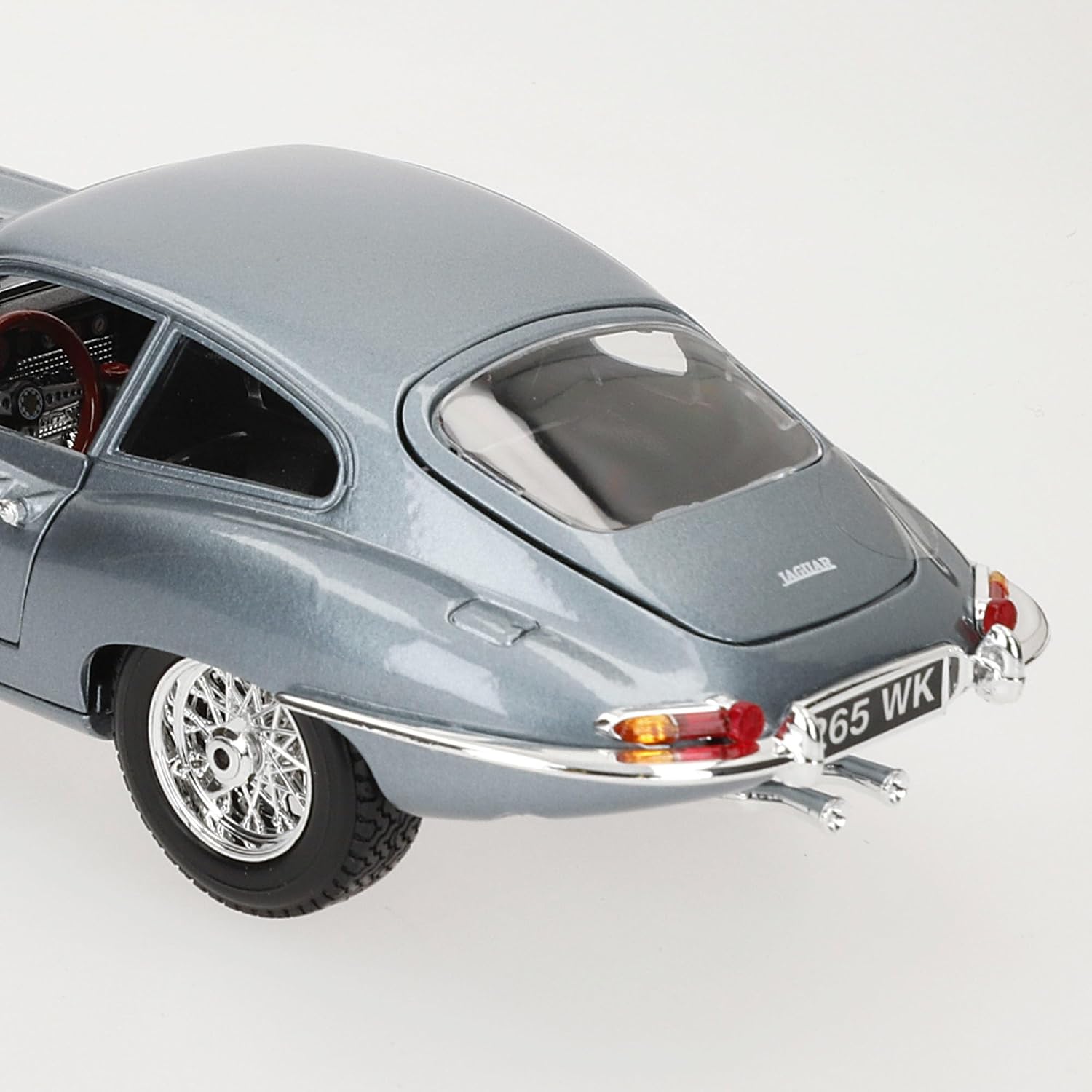 Bburago 1: 18 Jaguar E Coupe (1961) (Colors May Vary)