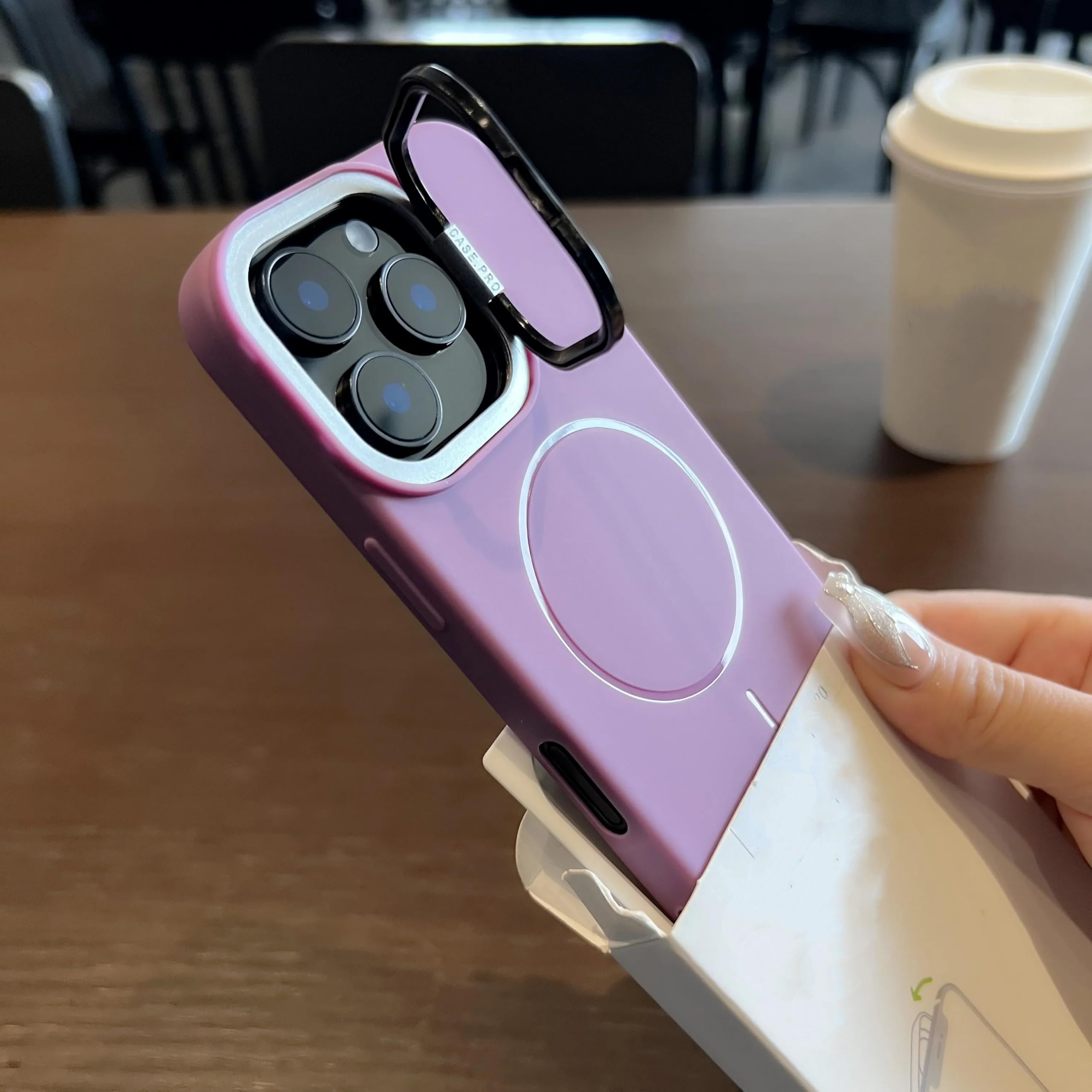 Coque antichoc iPhone 15 magnétique violette idéale pour visionner vos vidéos