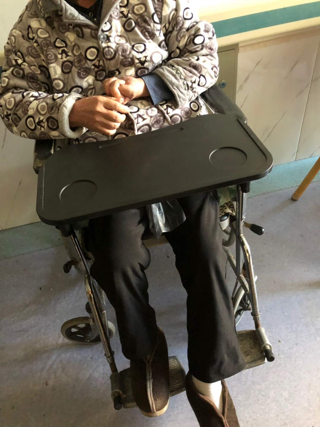 Tavolino Portatile per Sedia a rotelle con portabicchieri, Vassoio Universale Medico, per Mangiare, Leggere, Scrivere, Giocare al Computer o a Scacchi