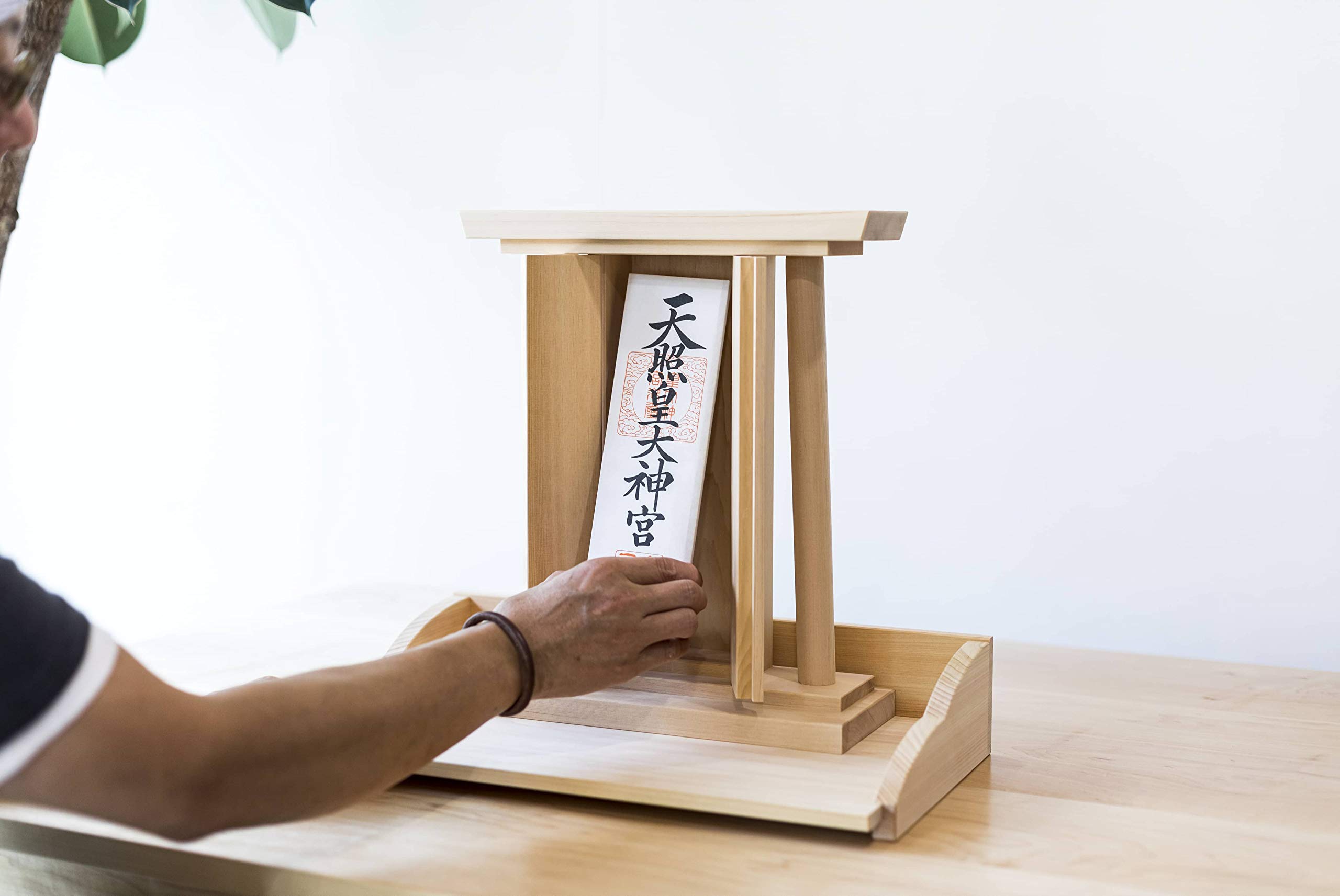 Amazon｜GIRIDO 神棚 ひのき 日本製 お札 ギリ戸 宮大工 壁掛け 置き型 