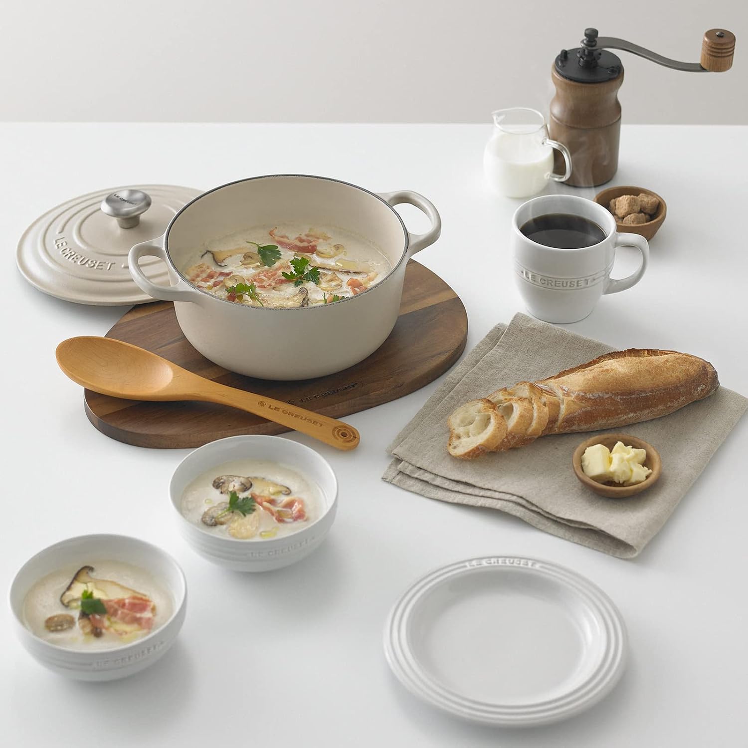 Creuset) 鋳物 ホーロー 両手鍋 シグニチャー ココット・ロンド 24 cm ブリオッシュ 【パック】 ガス IH