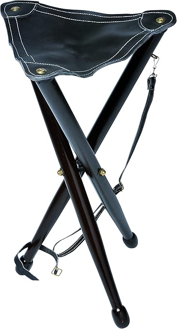 El asiento trípode Januel para actividades al aire libre ofrece estabilidad, comodidad y durabilidad. Con patas de madera, asiento de piel y correa para transporte. Altura de 65 cm. Color marrón.