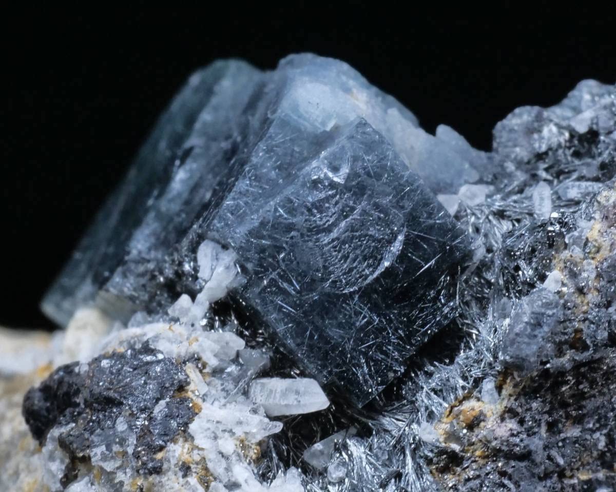 Amazon.co.jp: 鉱物 標本 輝蒼鉛鉱 蛍石 結晶 原石中国 内モンゴル