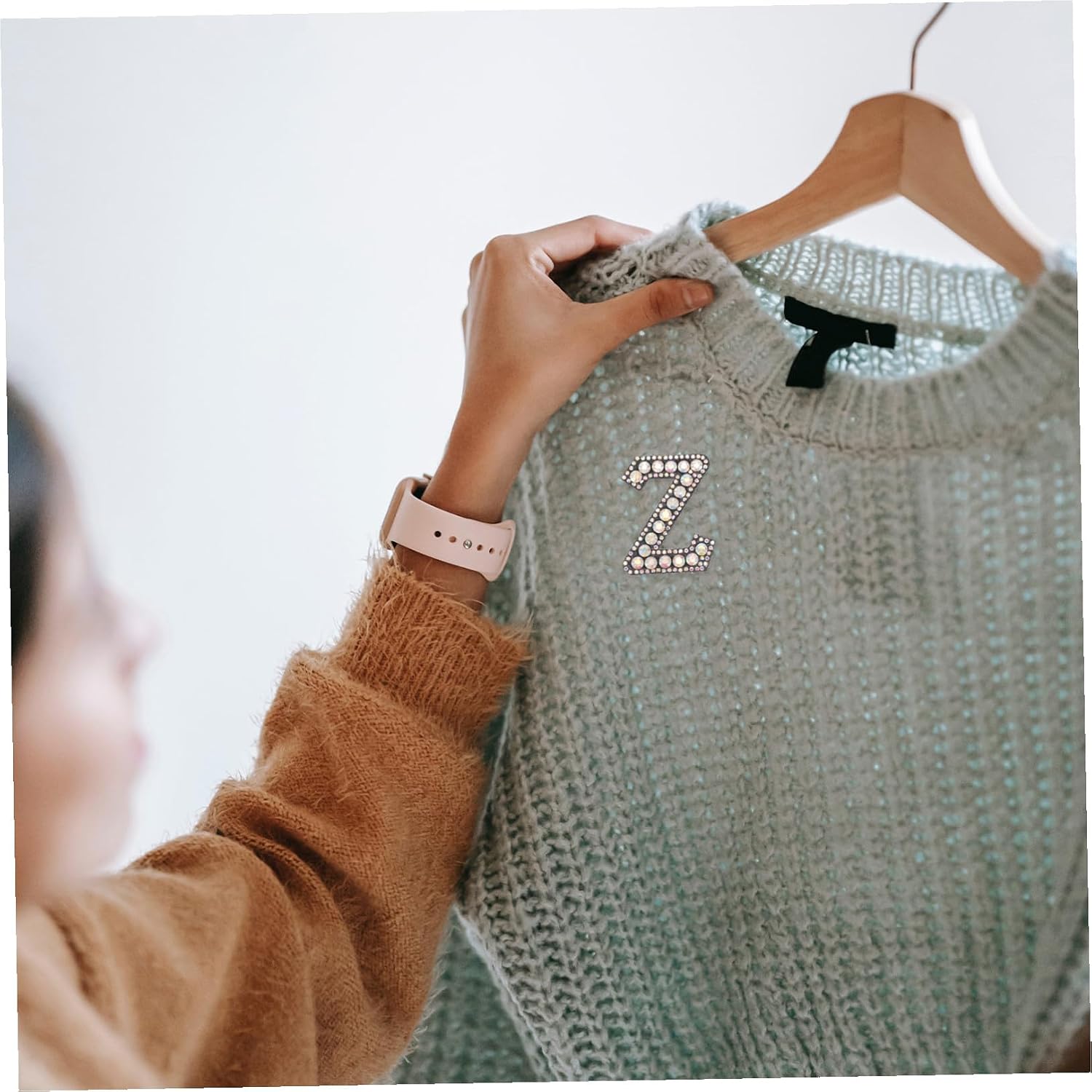 26pcs Alphabet Rhinestone Sewing Patches Set, Bling English Letter Cloth Appliques for Clothing Repair and Decoration, DIY Craft Accessories for Jackets, Bags, and Costumes