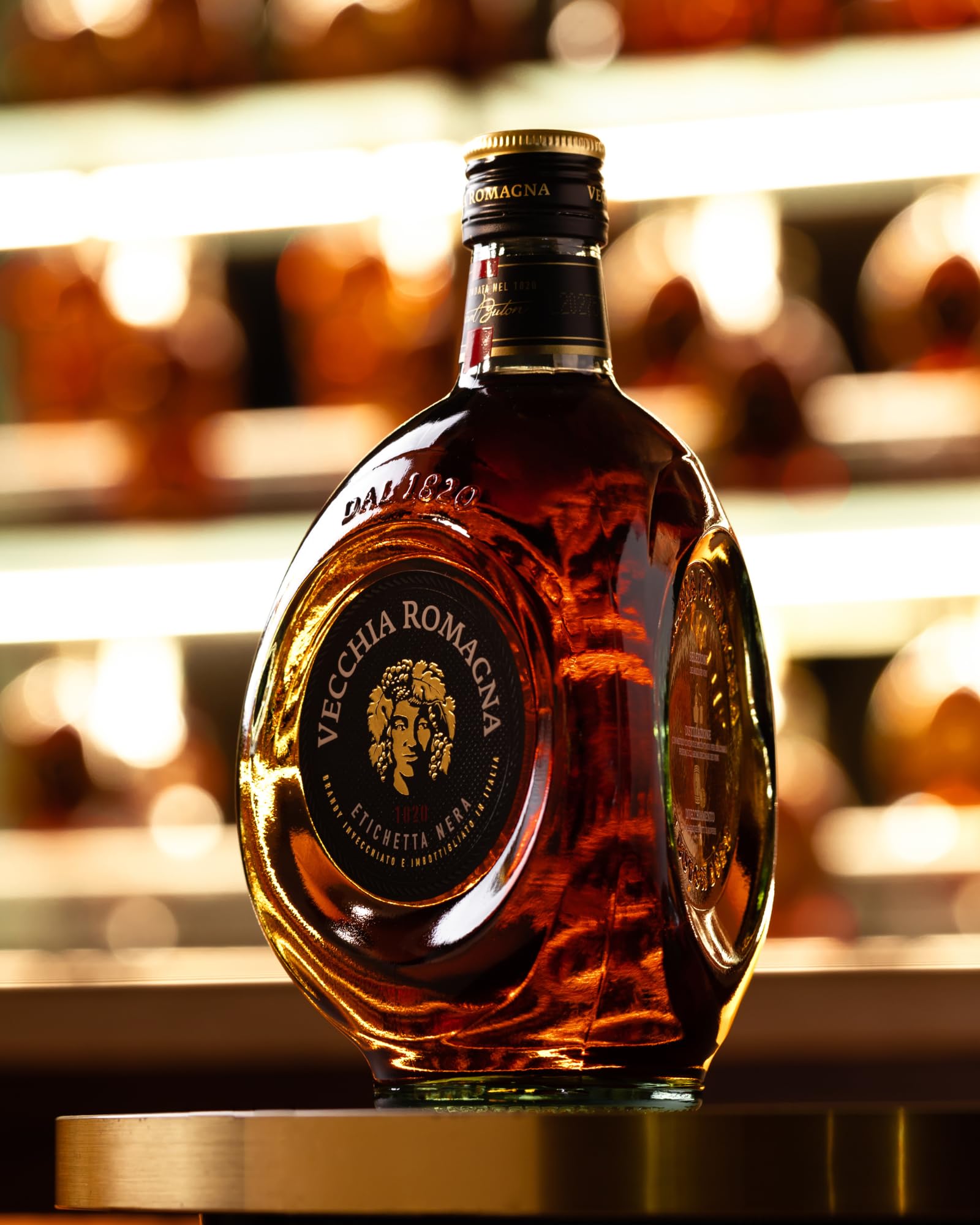 Vecchia Romagna Etichetta Nera 70cl Special Pack - Confezione regalo con un bicchiere. Brandy con doppio invecchiamento, gusto elegante e deciso. 38% vol.