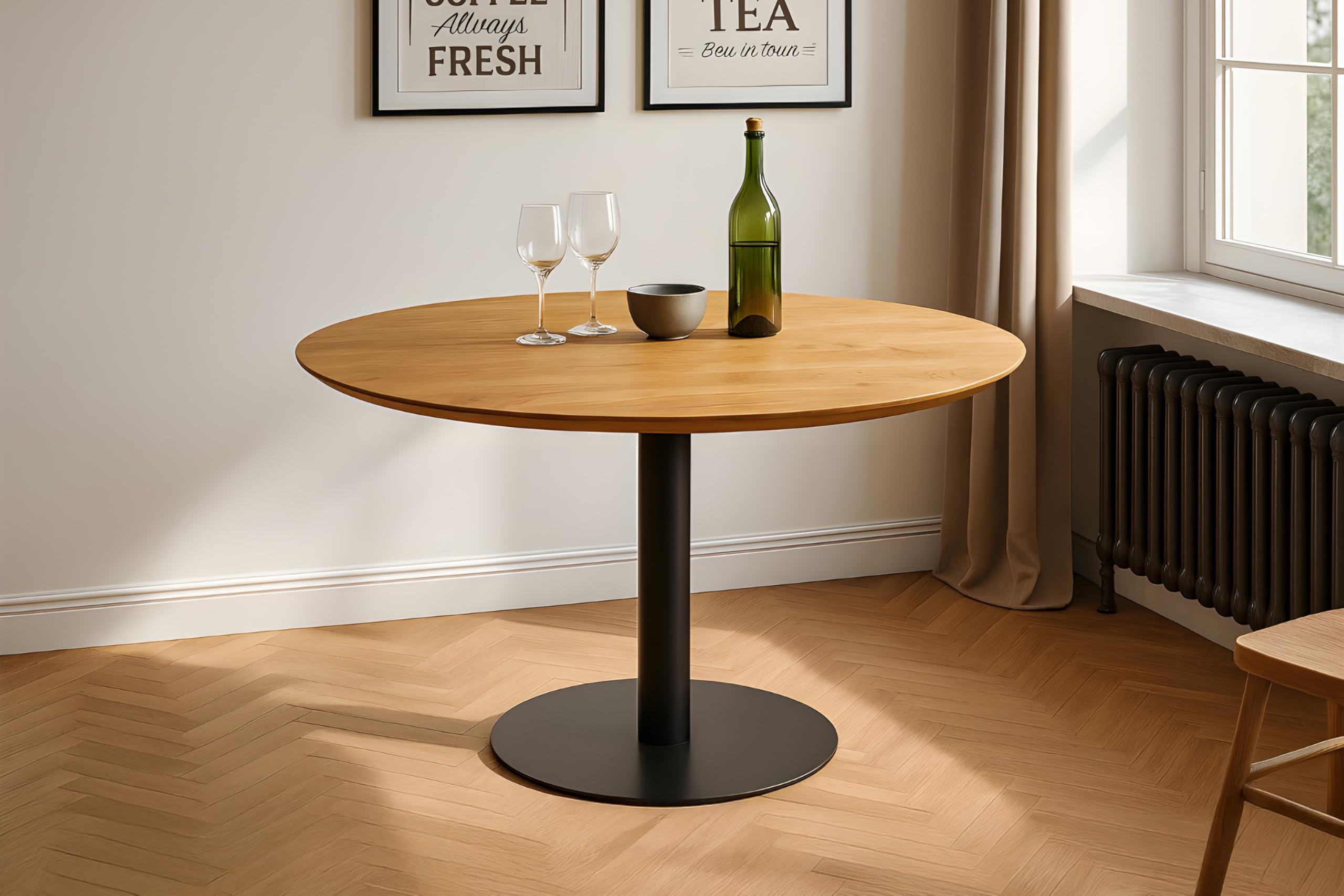 SAM Runder Bistrotisch Brasilian | 110 x 110 cm | Eichenholz massiv | Wildeiche geölt | Schweizer Kante | Säulen-Gestell Metall Schwarz | Holztisch/Säulentisch/Esstisch für Küche & Café