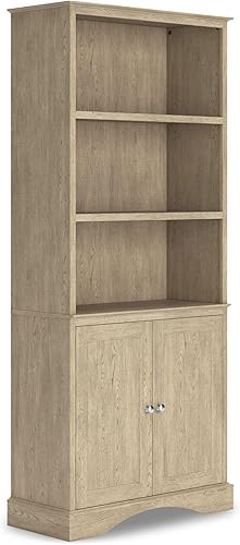 Signature Design by Ashley Elmferd - Estantería clásica con armario inferior, color marrón claro