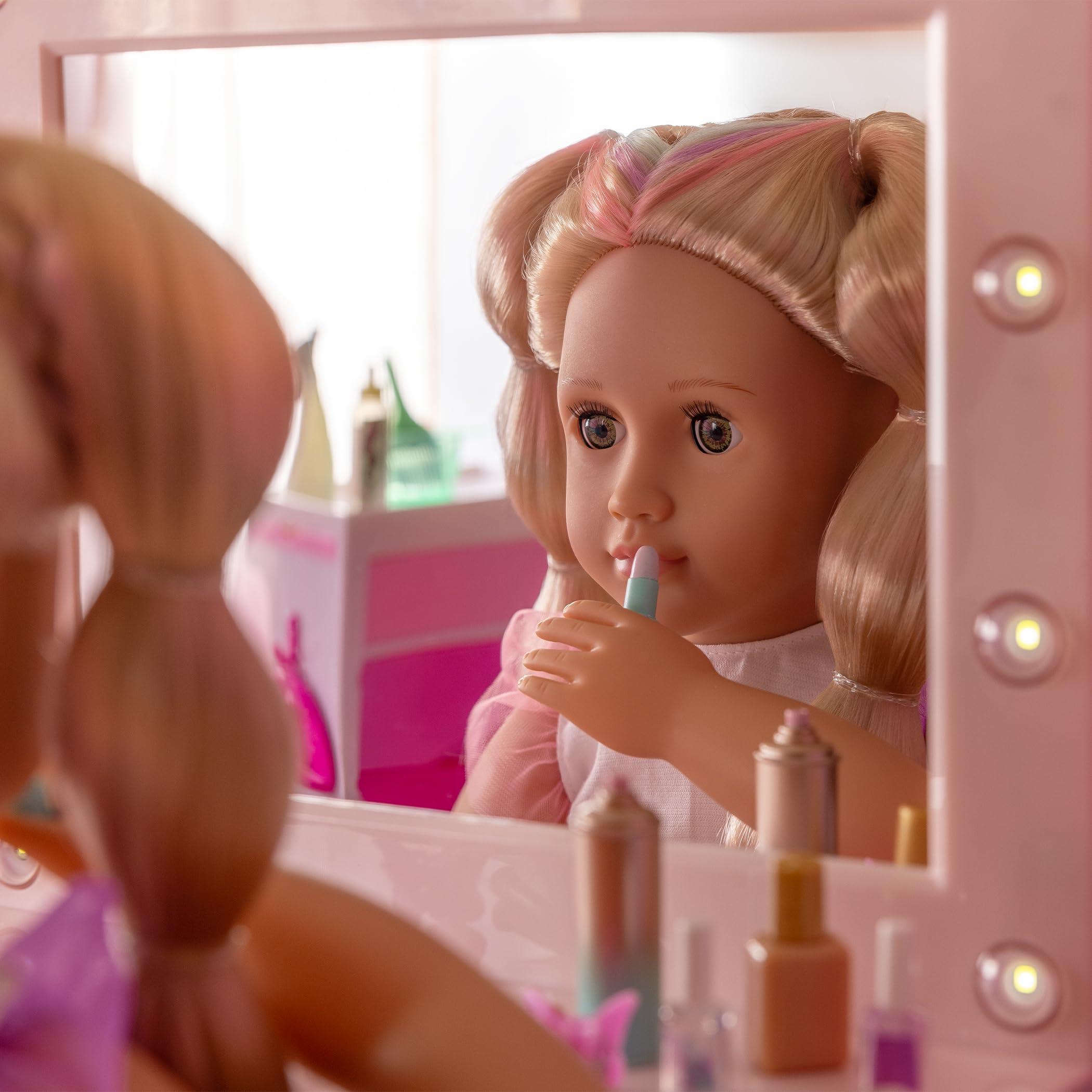Our Generation – Pink Vanity Table Playset – Light-up Mirror – Pretend Make- up & Styling Items – 45,7 cm poppenaccessoires – speelgoed voor kinderen vanaf 3 jaar en ouder – Glam