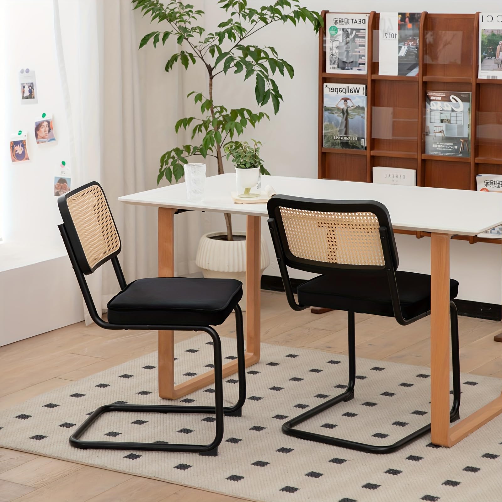 Chaise en rotin capitonnée velours avec base chromée haut de gamme